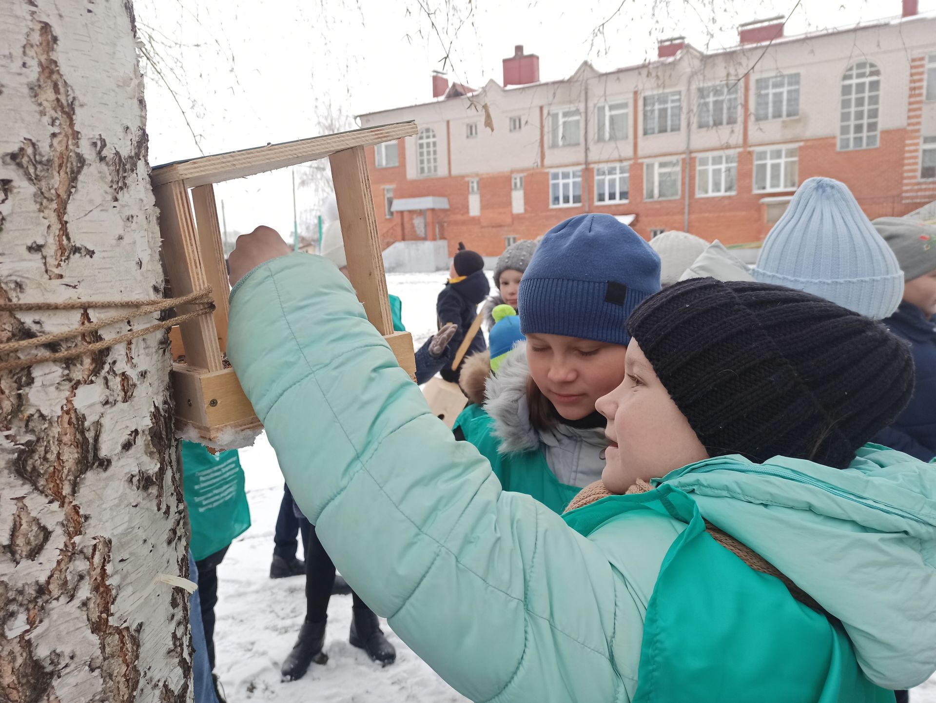 Юные чистопольцы обустроили во дворе школы «столовую» для птиц (фоторепортаж)