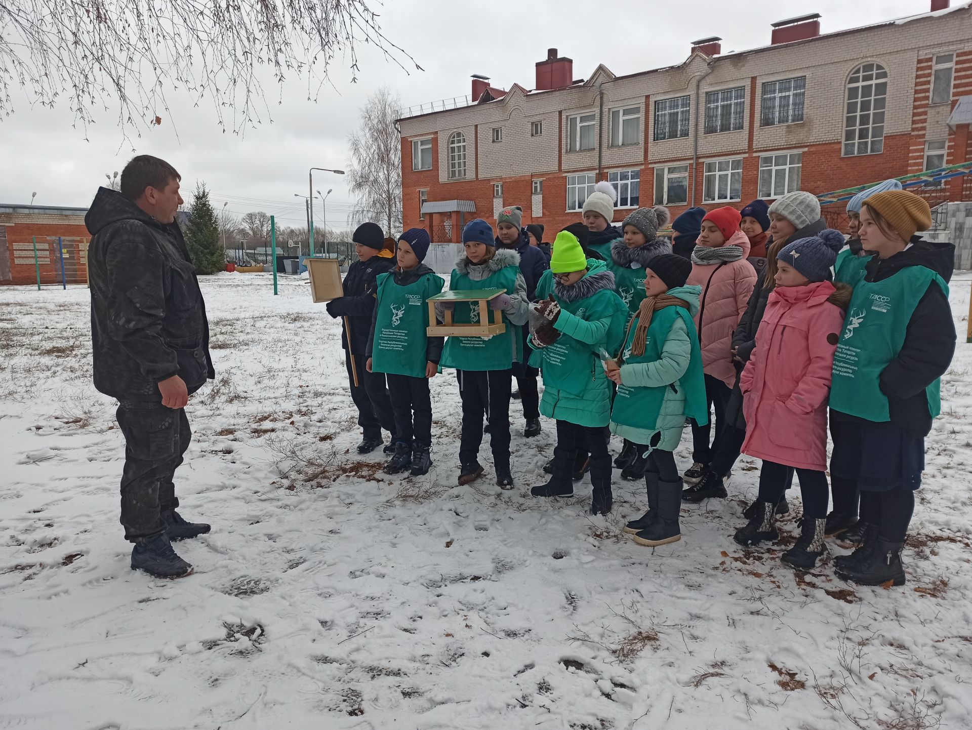 Юные чистопольцы обустроили во дворе школы «столовую» для птиц (фоторепортаж)