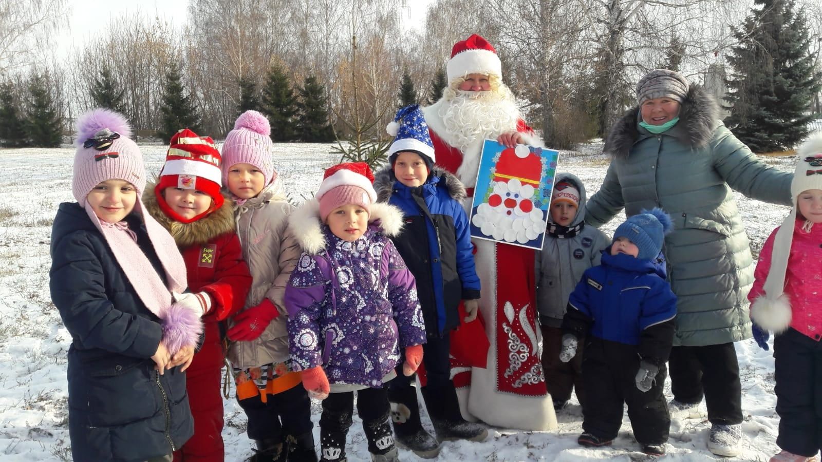 В Чистопольском районе дети катали Деда Мороза на ледянках