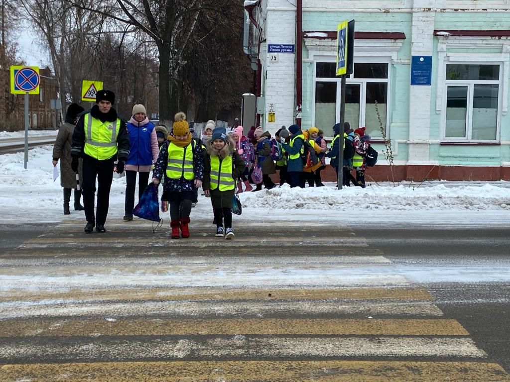 Чистопольские школьники провели акцию «Будь внимателен на дороге»