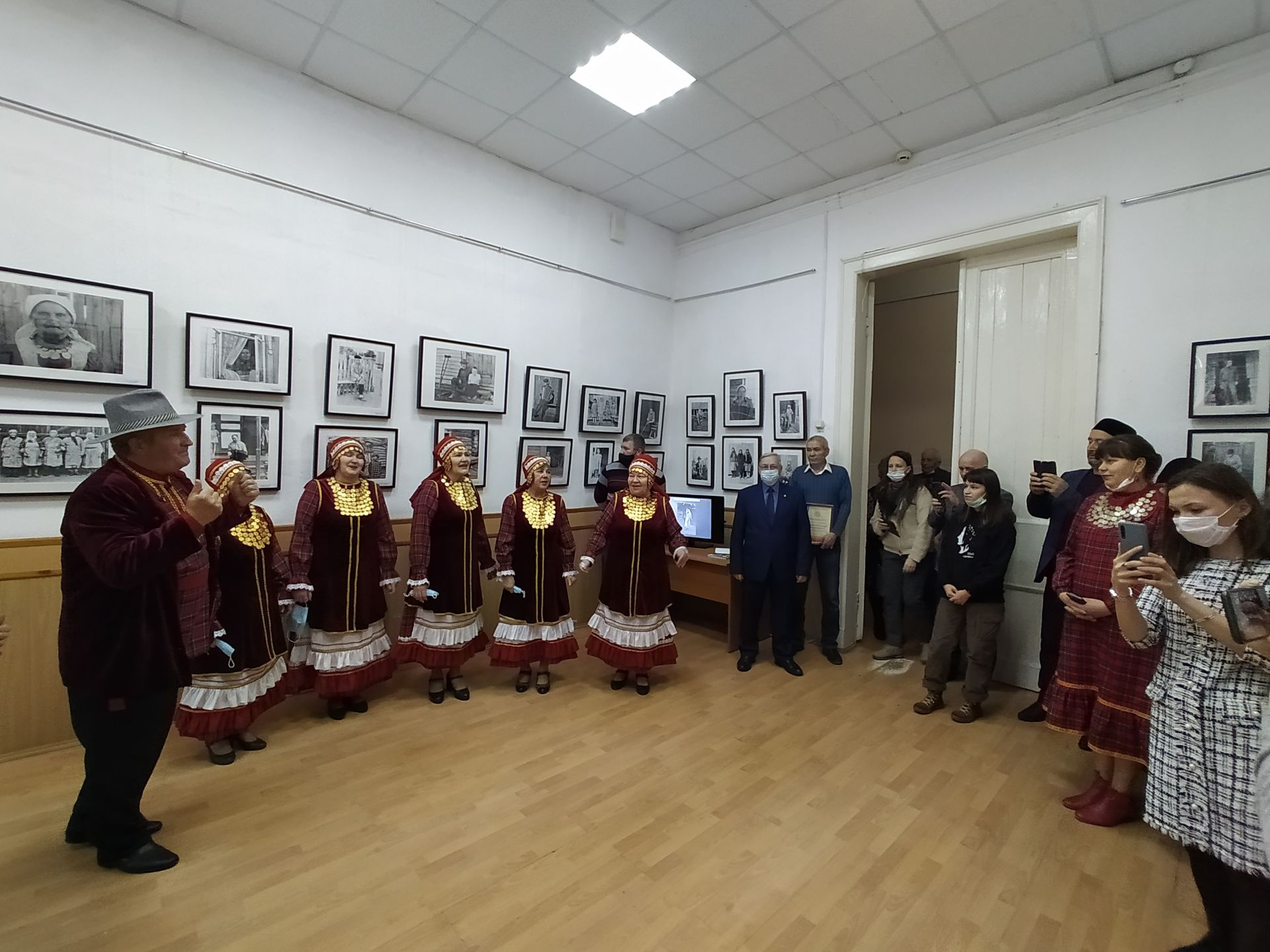В Чистополе члены Совета по межнациональным и межконфессиональным отношениям посетили фотовыставку «Наши лица в столетиях»