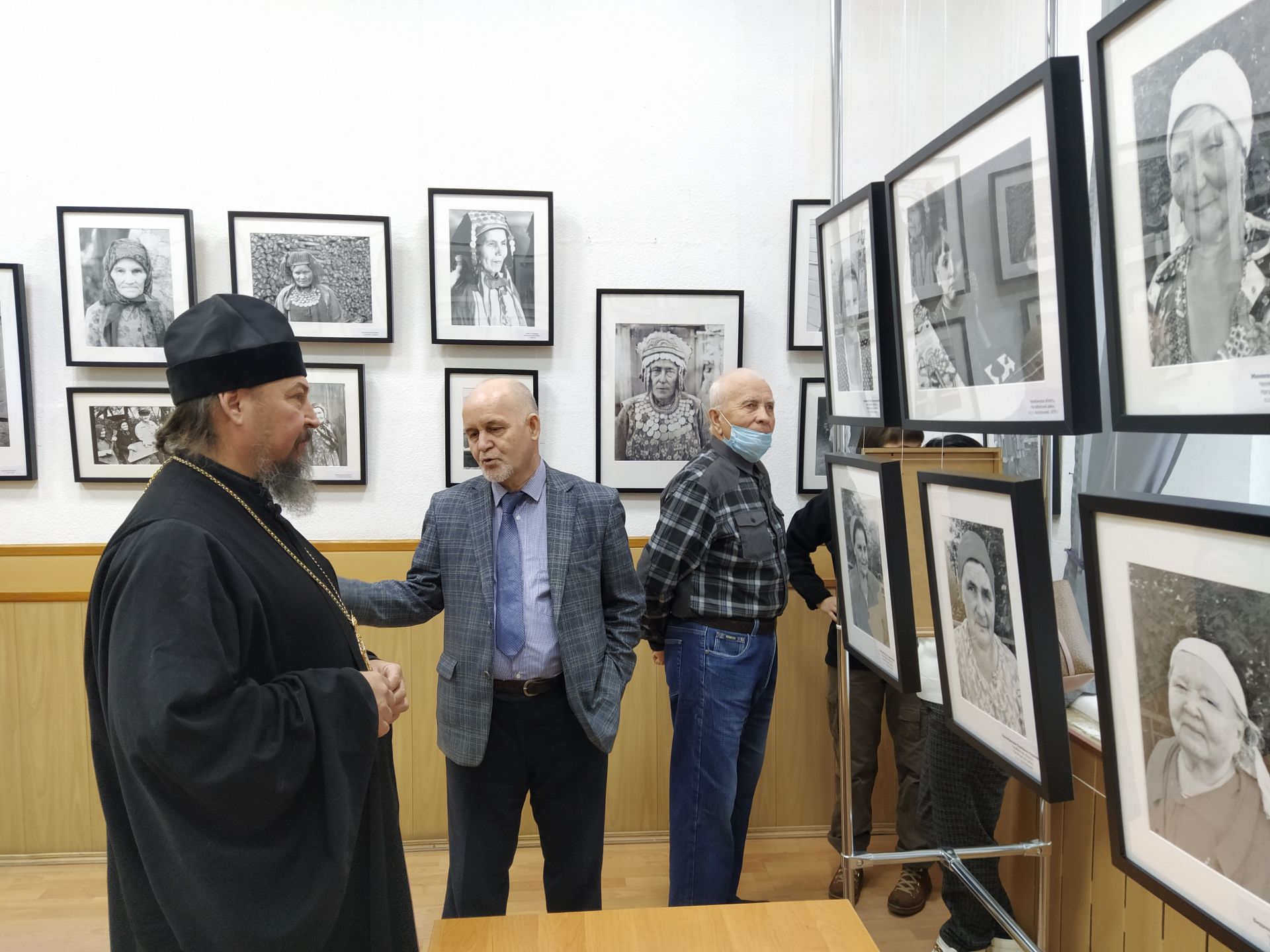 В Чистополе члены Совета по межнациональным и межконфессиональным отношениям посетили фотовыставку «Наши лица в столетиях»