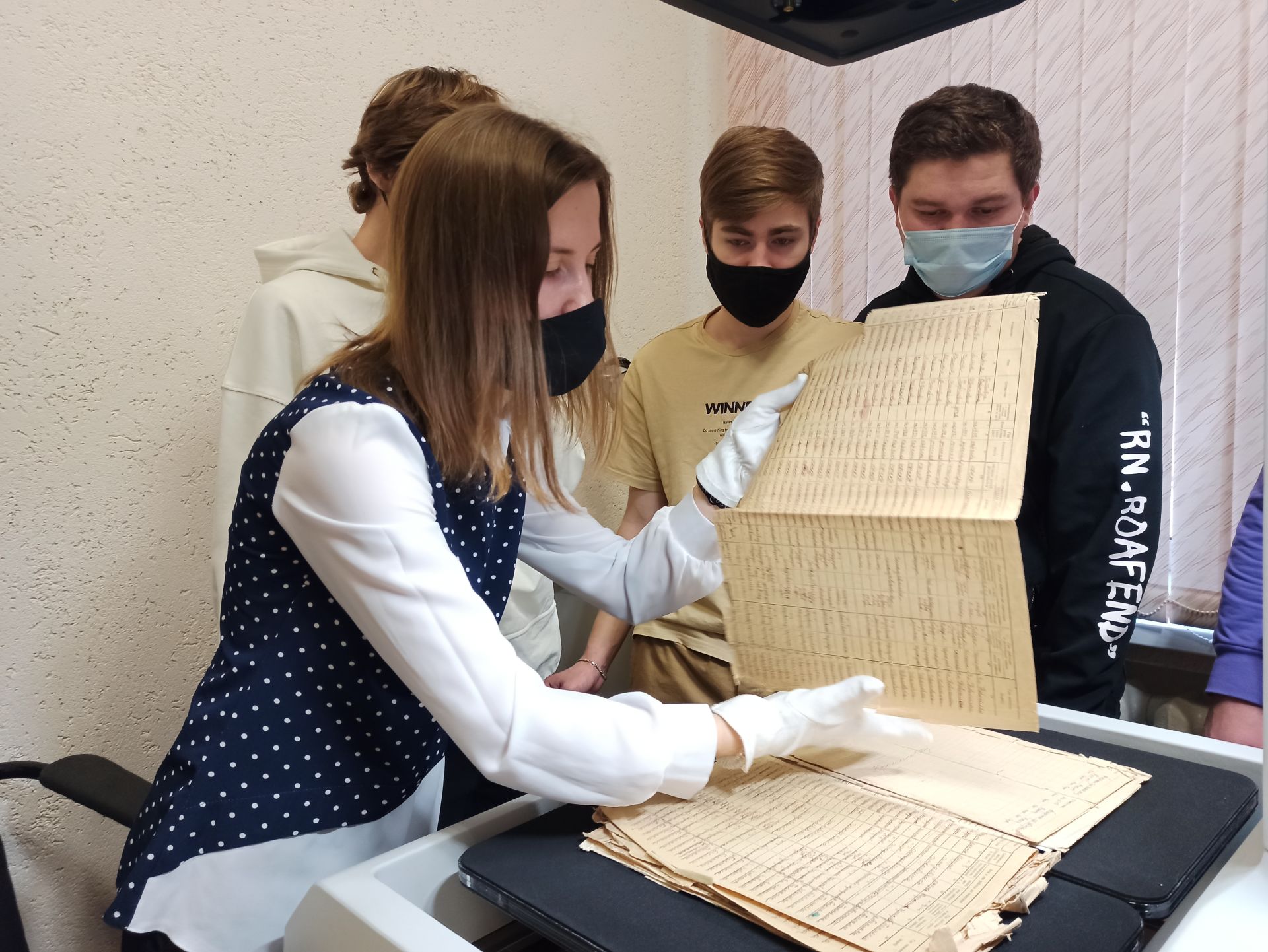 Чистопольскую молодежь учат работать с архивными документами (фоторепортаж)