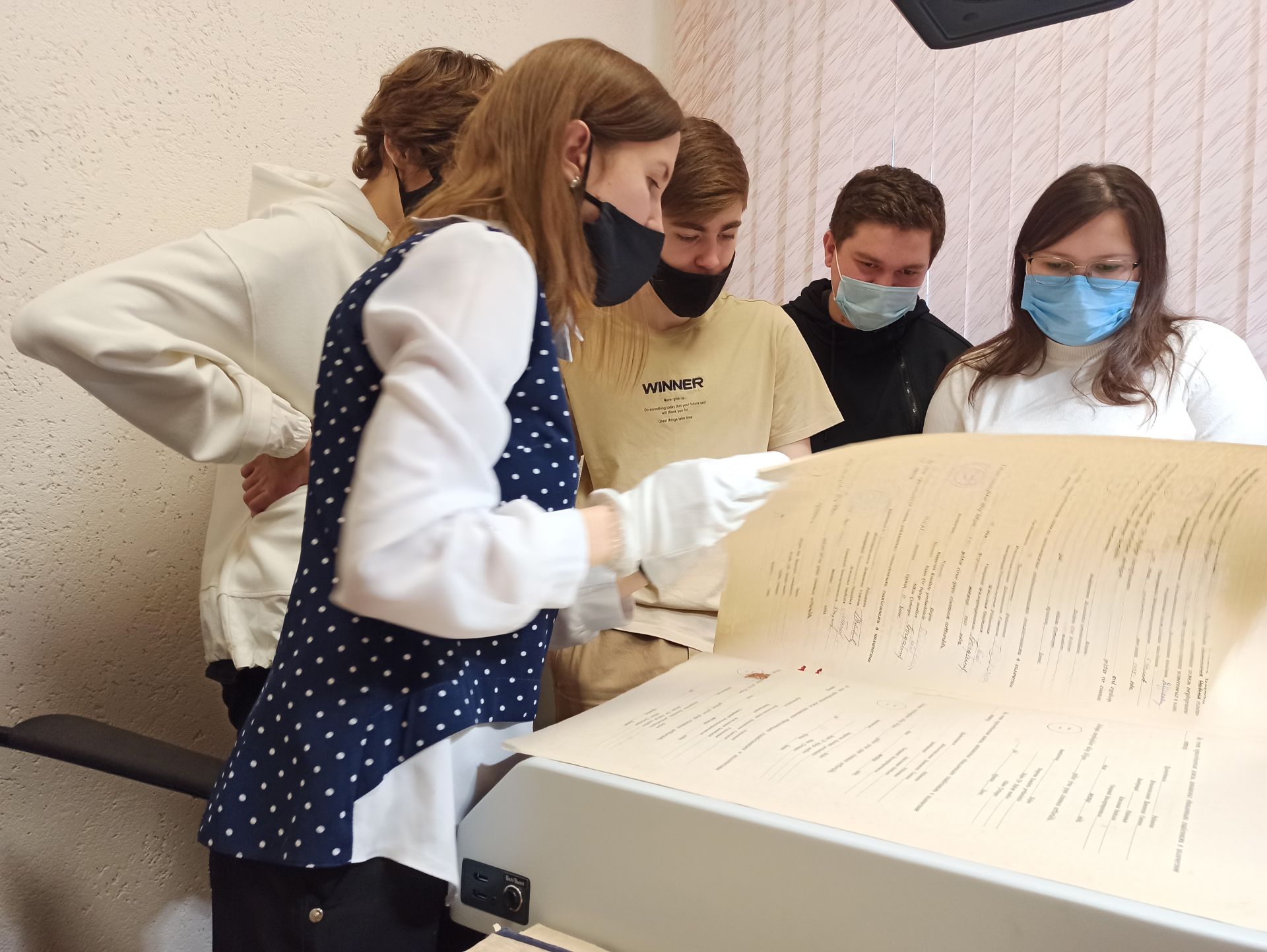 Чистопольскую молодежь учат работать с архивными документами (фоторепортаж)