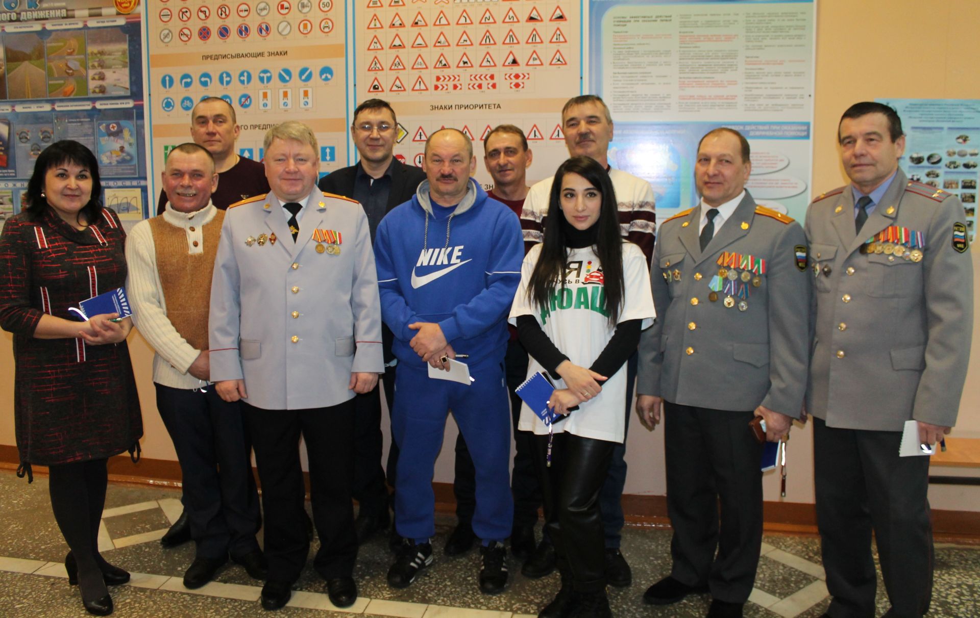 Юные чистопольцы поздравляли ветеранов Госавтоинспекции