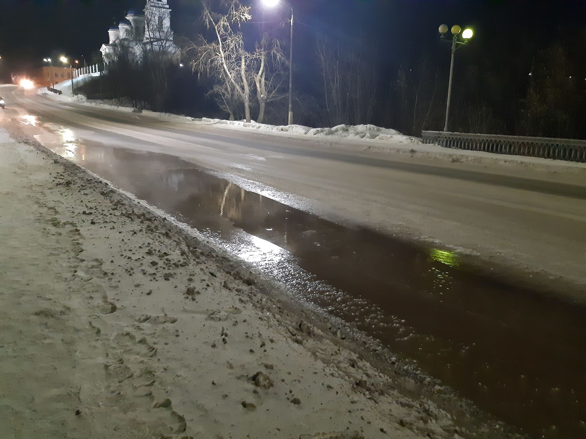 В Чистополе на центральной дороге бьет водяной фонтан