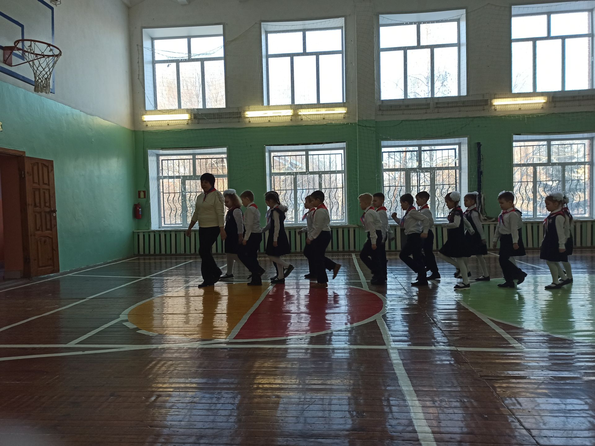 В чистопольской школе провели смотр строя и песни (Фоторепортаж)