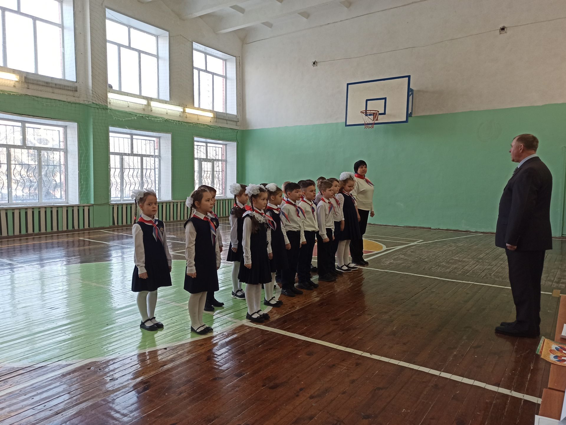 В чистопольской школе провели смотр строя и песни (Фоторепортаж)