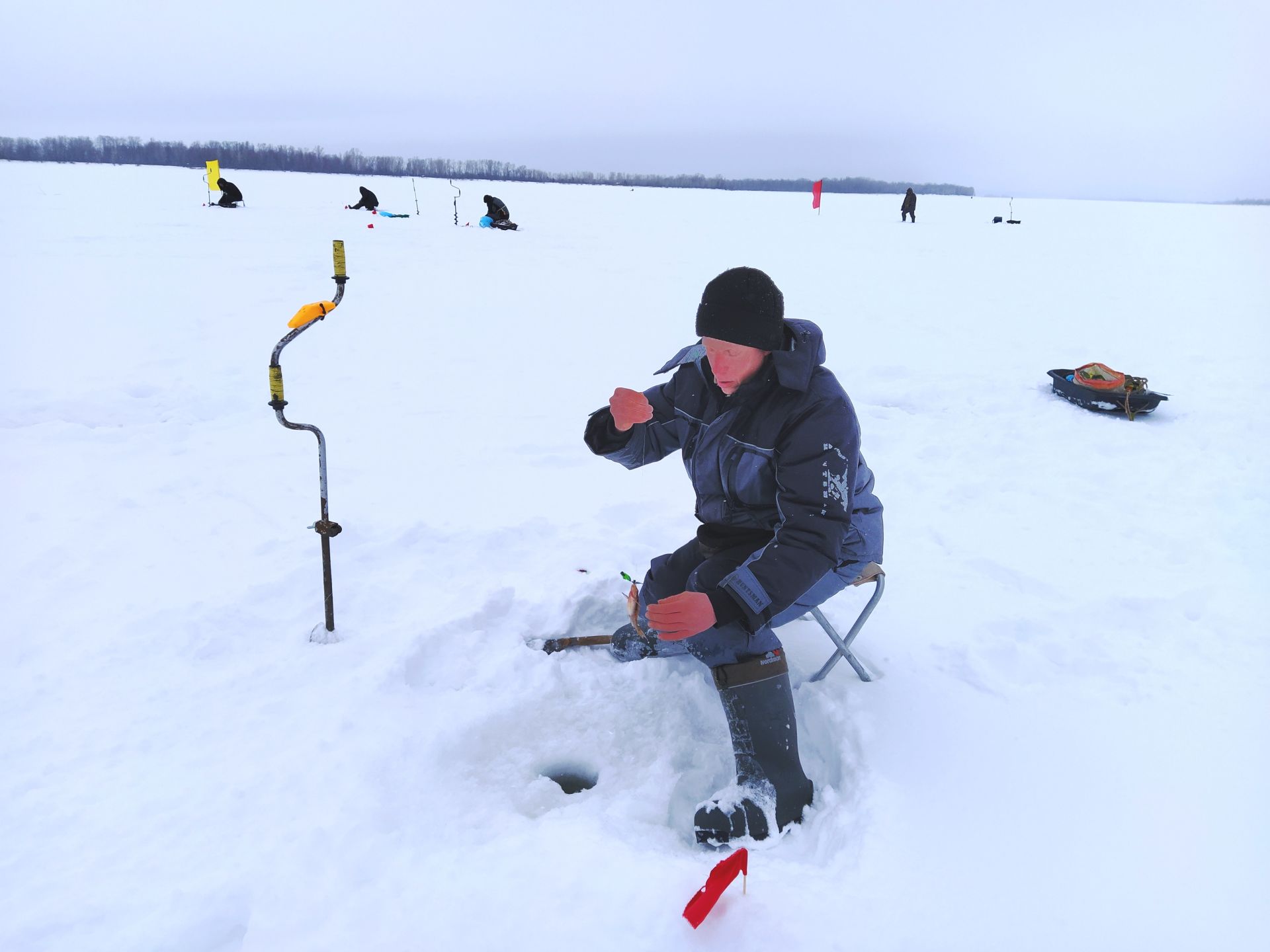 На фестивале Народной рыбалки чистопольцы варили уху, катались на снегоходах и участвовали в соревнованиях по подледному лову