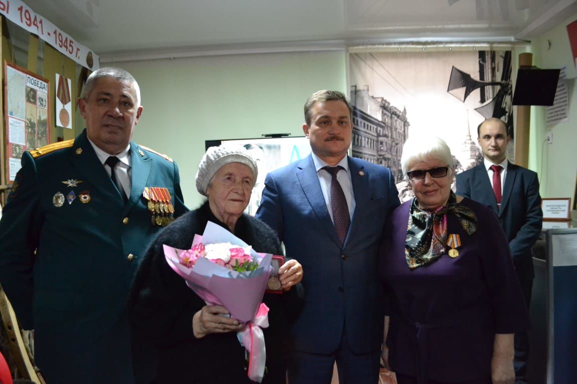 Утерянную 70 лет назад медаль за подвиг вернули 92-летней сестре участника Великой Отечественной