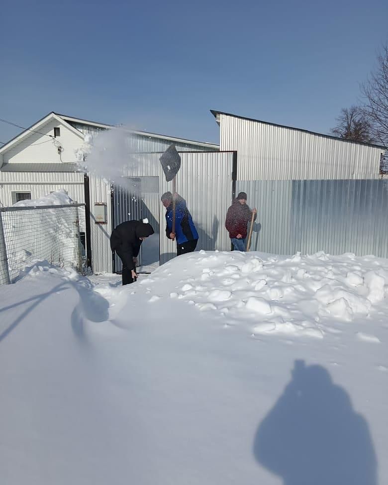 Современные тимуровцы помогают с уборкой снега пожилым чистопольцам