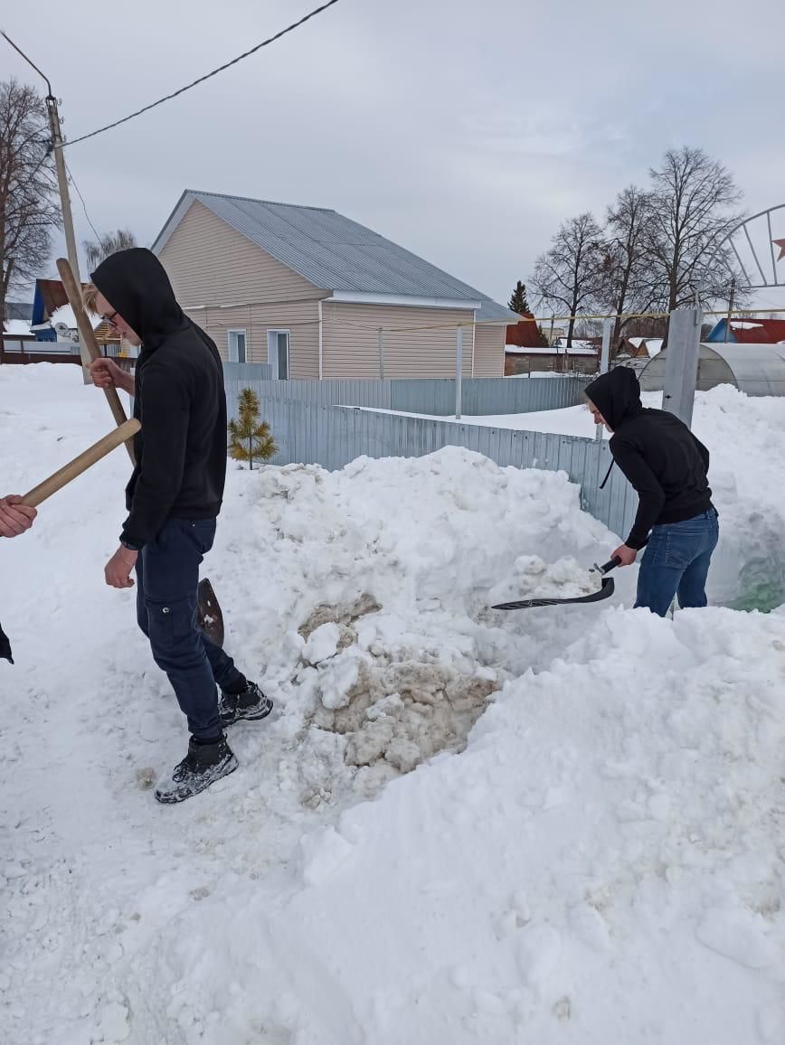 Современные тимуровцы помогают с уборкой снега пожилым чистопольцам