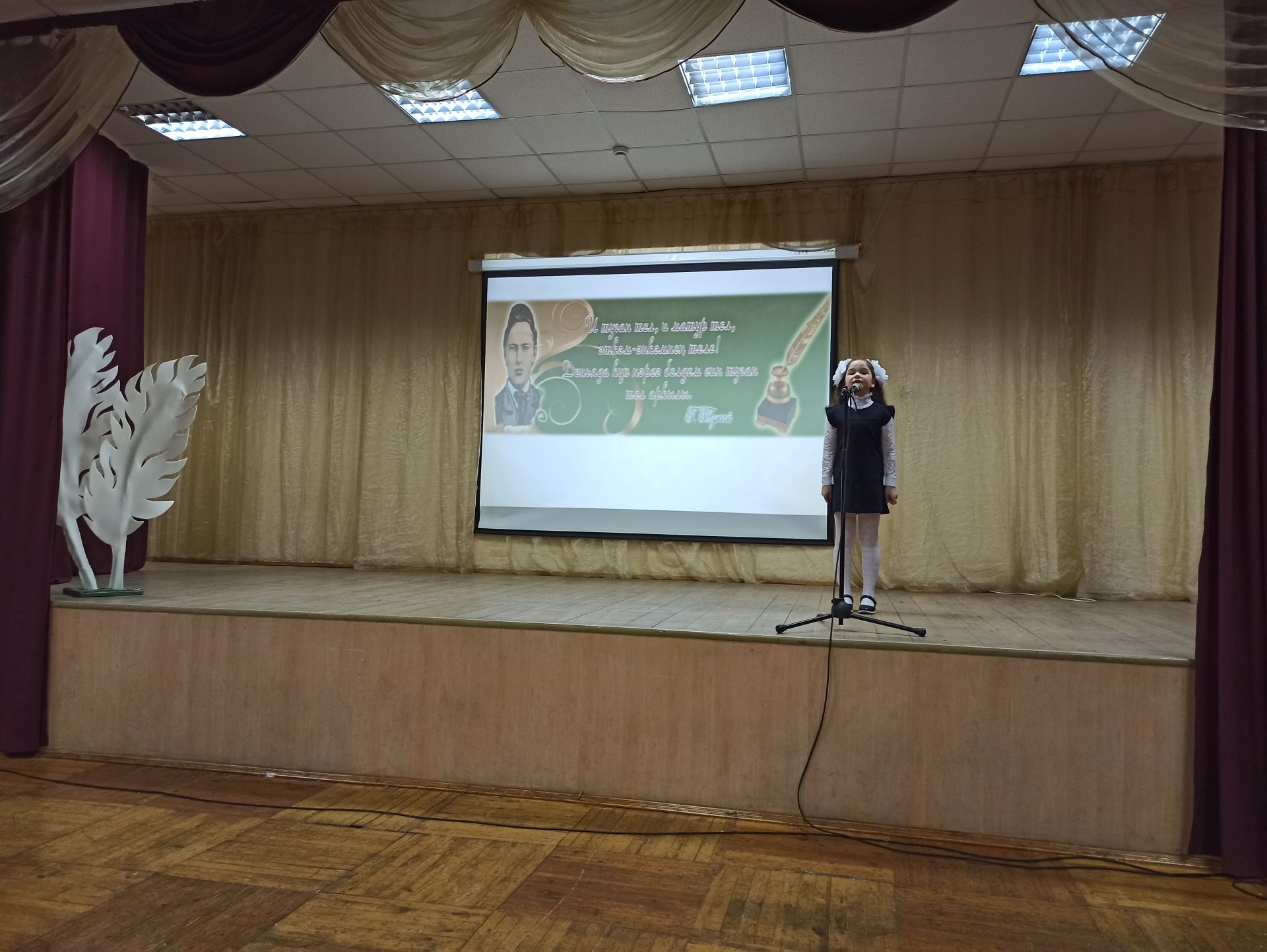 На поэтическом конкурсе чистопольские школьники читали стихи на татарском и русском языках (фоторепортаж)
