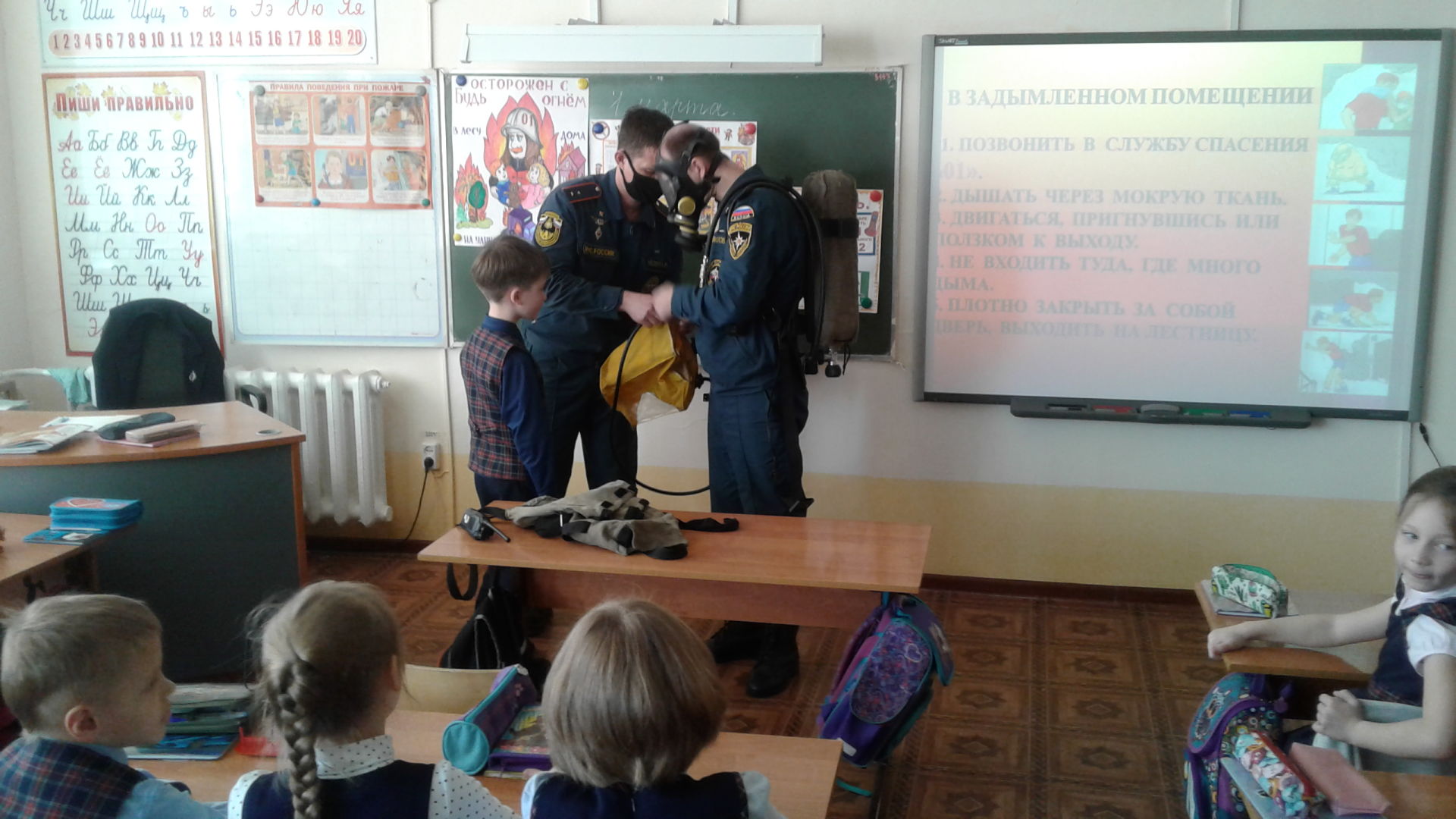 Чистопольские гимназисты учились надевать противогазы, защитные комплекты и разбирать автоматы