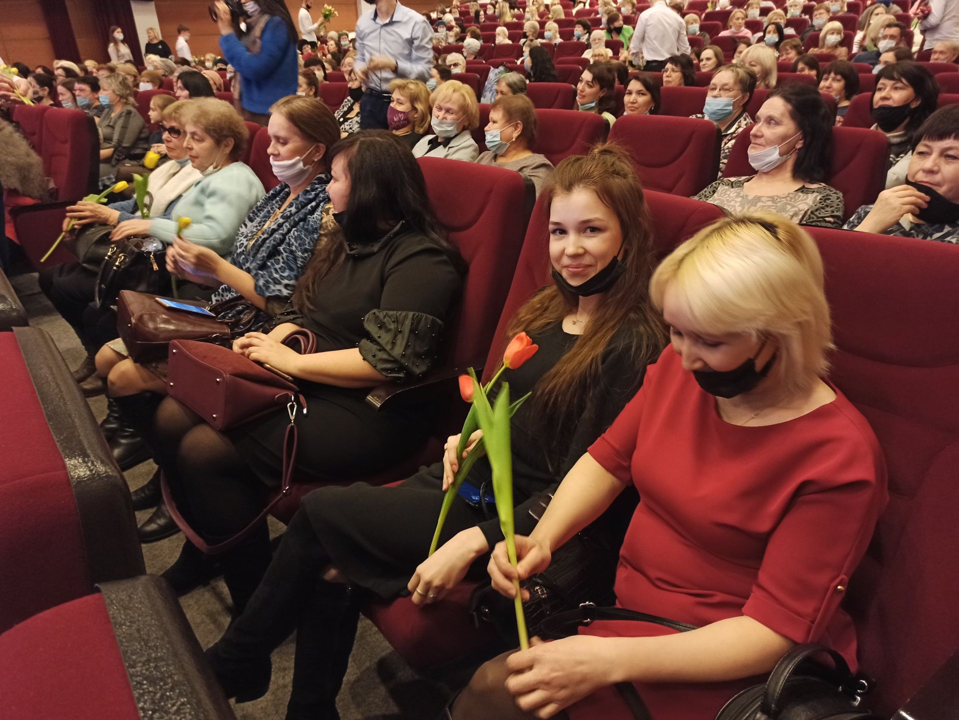 Чистопольские женщины принимали цветы и поздравления (фоторепортаж)