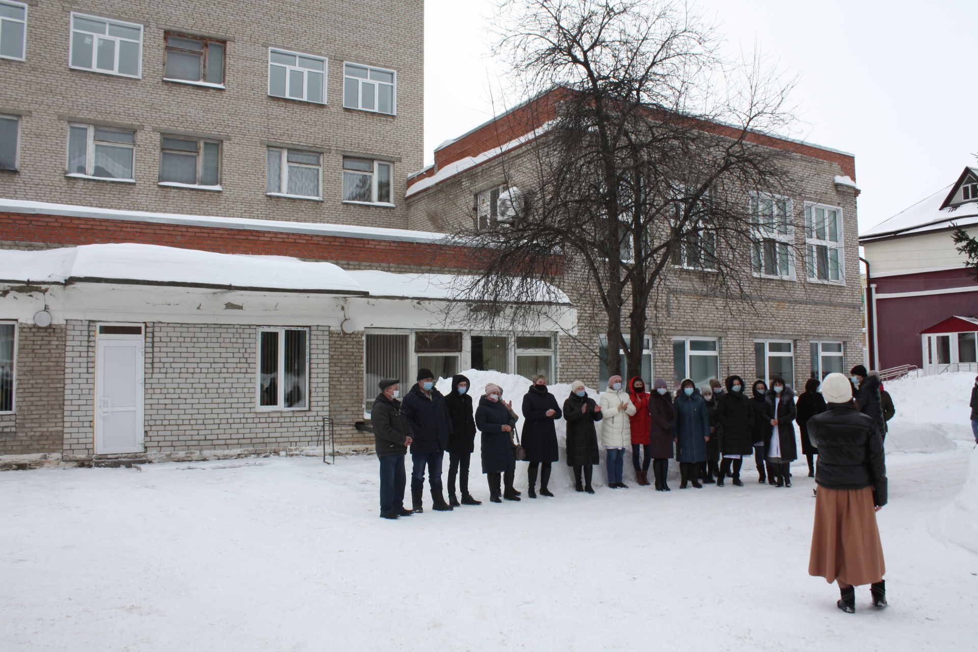 Чистопольские артисты выступили во дворе госпиталя для медперсонала и пациентов с COVID-19