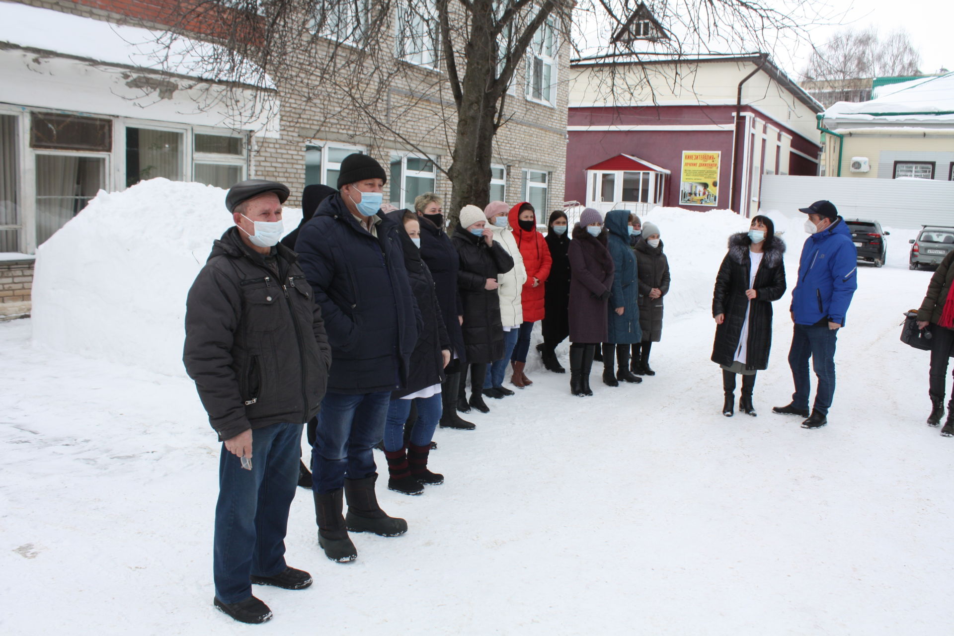 Чистопольские артисты выступили во дворе госпиталя для медперсонала и пациентов с COVID-19