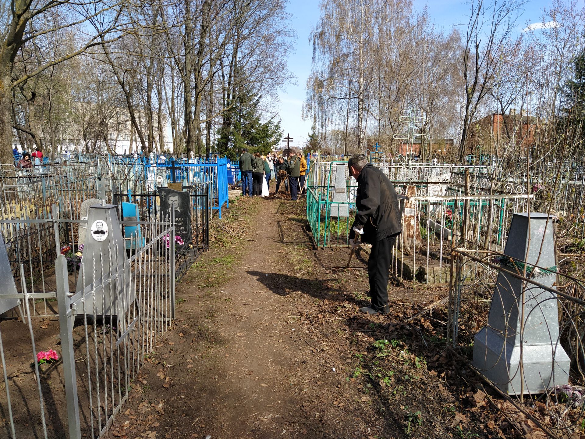 В Чистополе с Авдеевского кладбища вывезли 100 мешков мусора