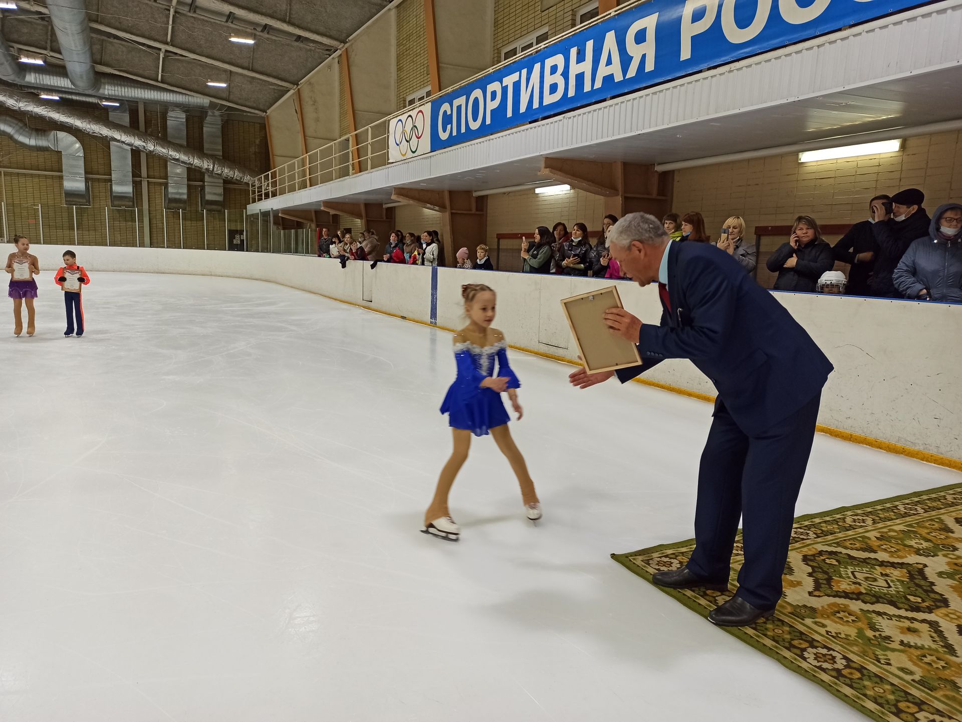 Воспитанники Чистопольского Ледового дворца спорта продемонстрировали свое мастерство перед горожанами (фоторепортаж)