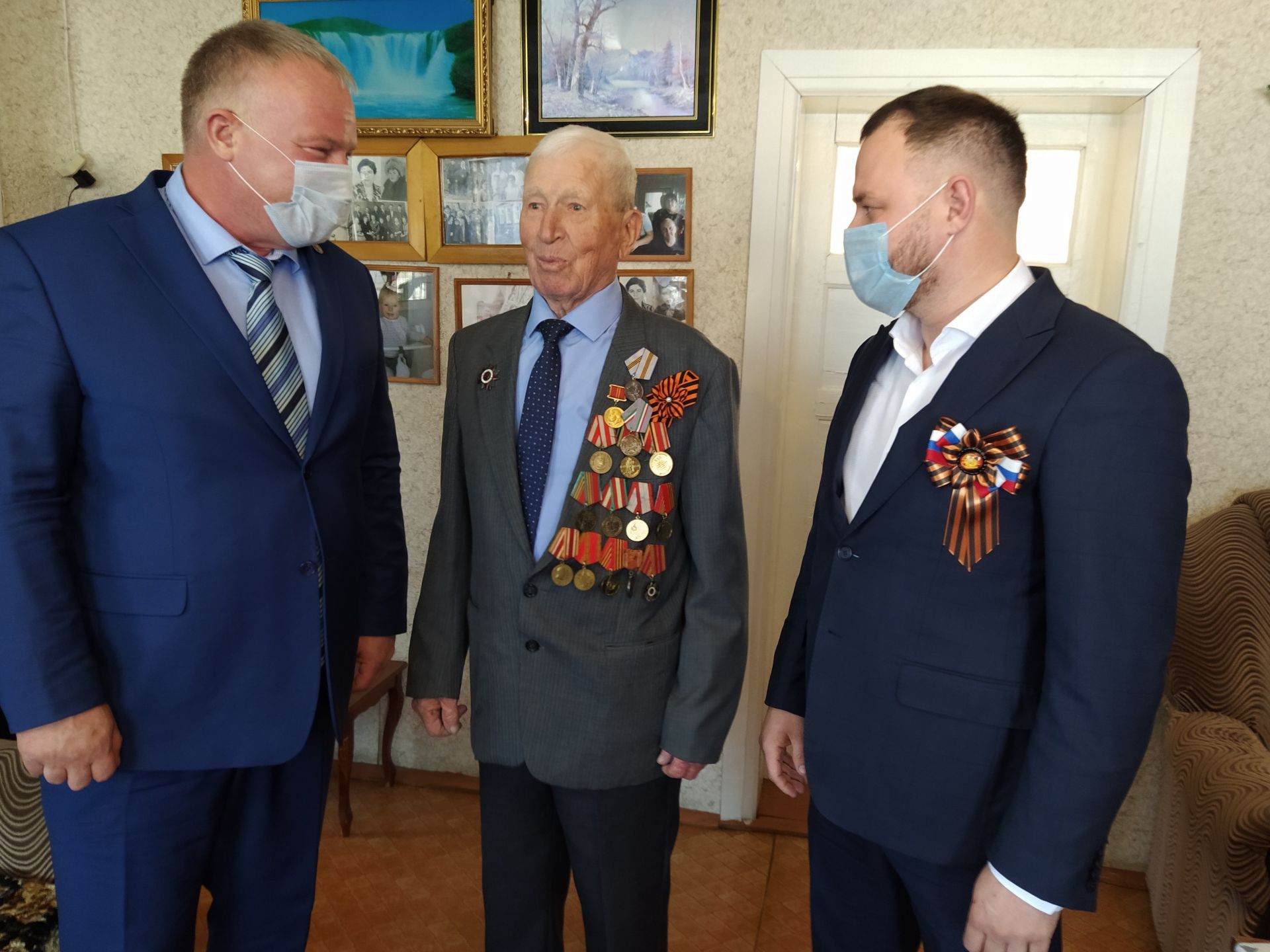 В преддверии Дня Победы глава района Дмитрий Иванов поздравил ветеранов из Чистополя