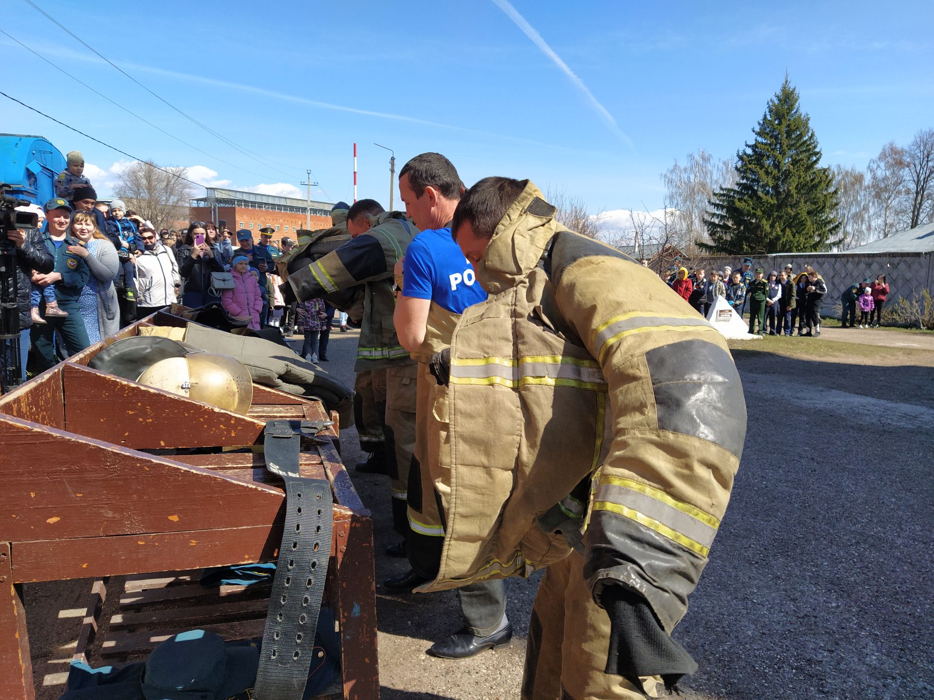 Чистопольские пожарные познакомили школьников с особенностями своей работы