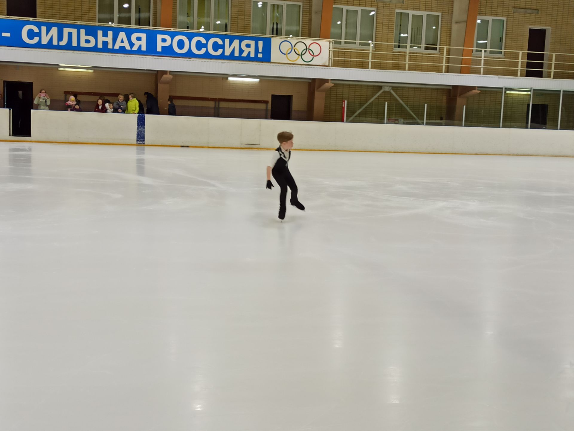 Воспитанники Чистопольского Ледового дворца спорта продемонстрировали свое мастерство перед горожанами (фоторепортаж)