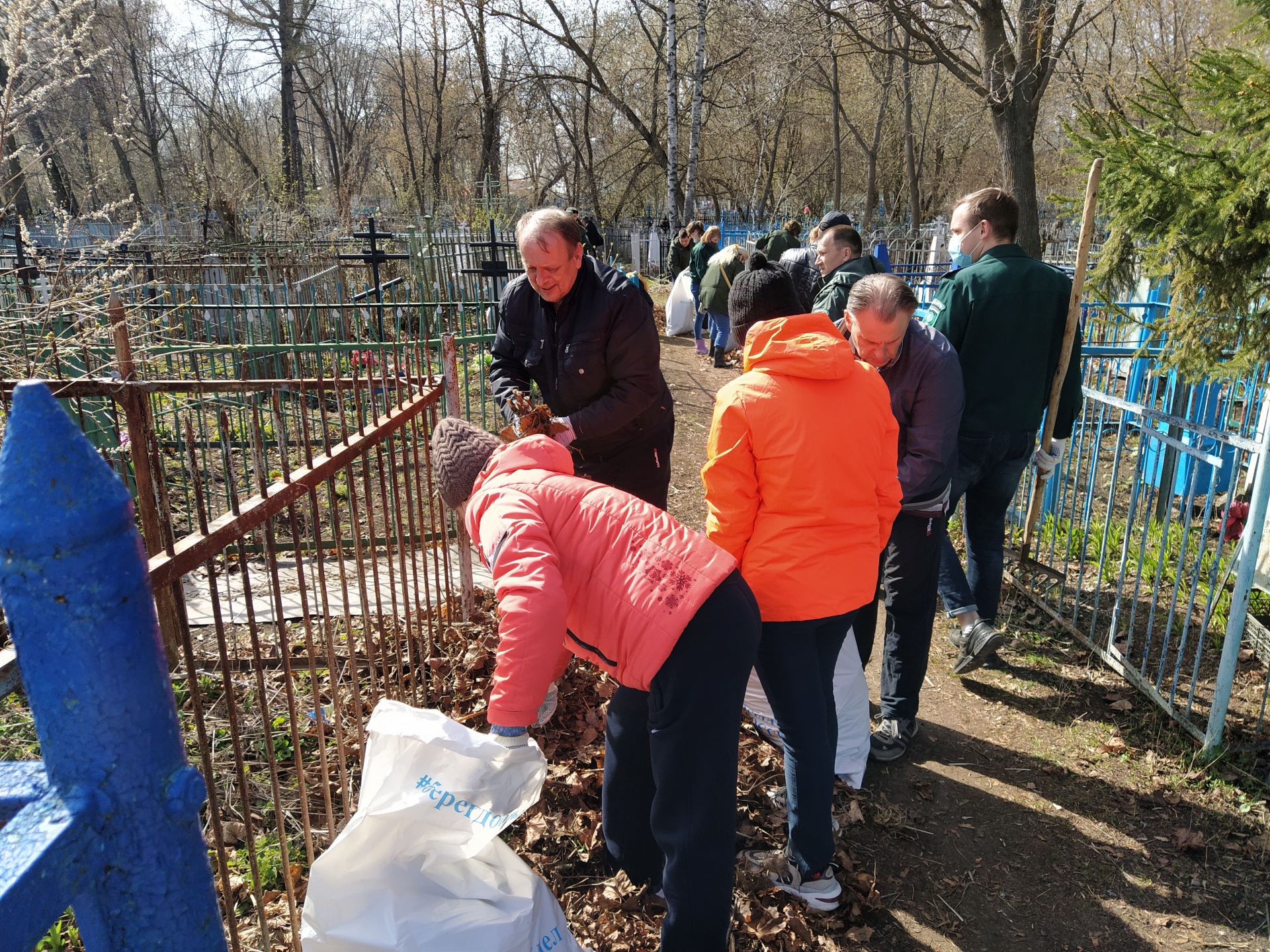 В Чистополе с Авдеевского кладбища вывезли 100 мешков мусора