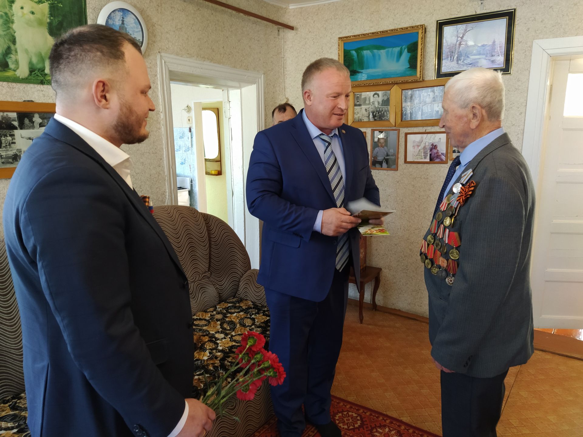 В преддверии Дня Победы глава района Дмитрий Иванов поздравил ветеранов из Чистополя