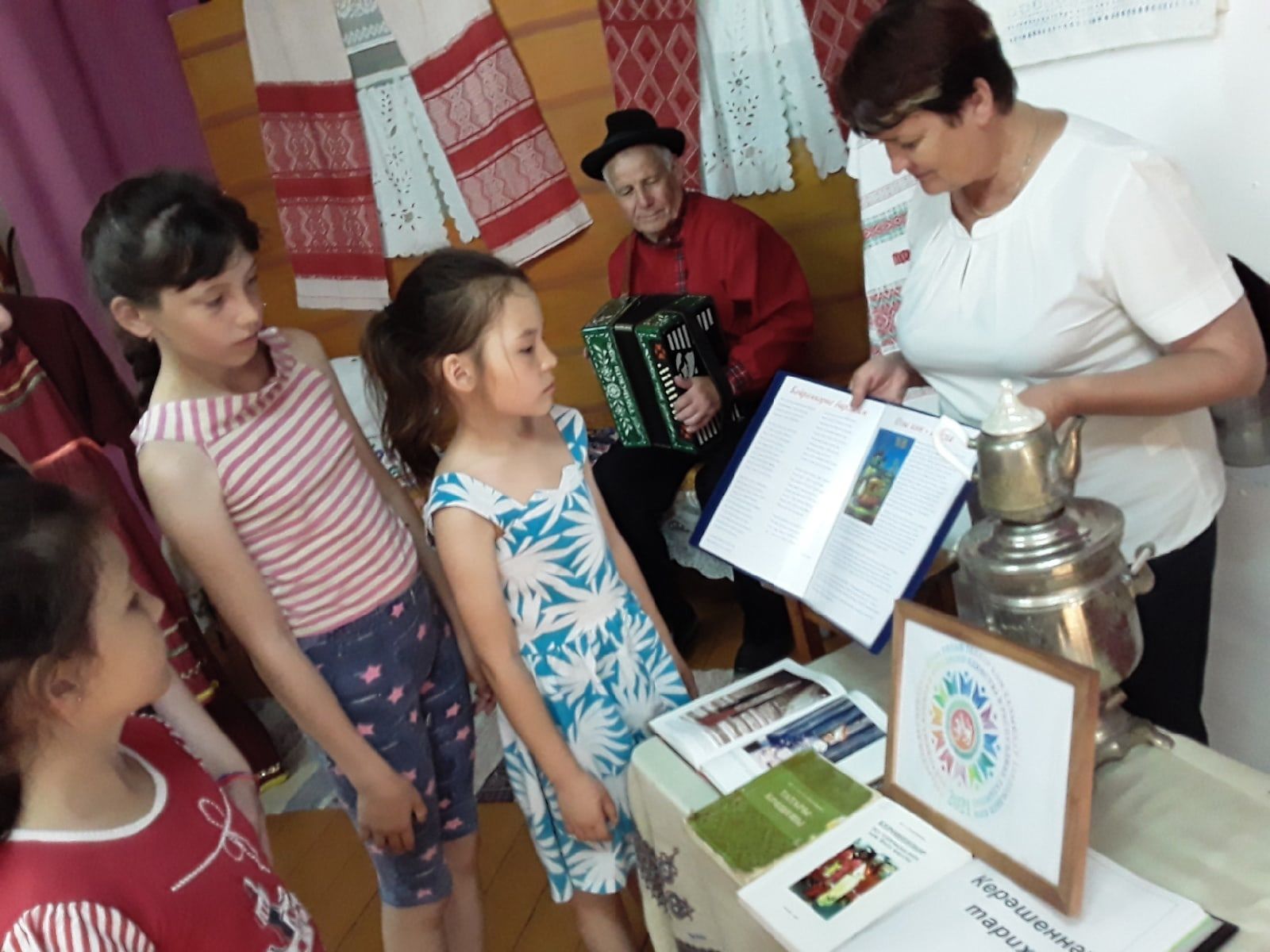 Дети чистопольского села слушали песни кряшенского народа, знакомились с его обычаями