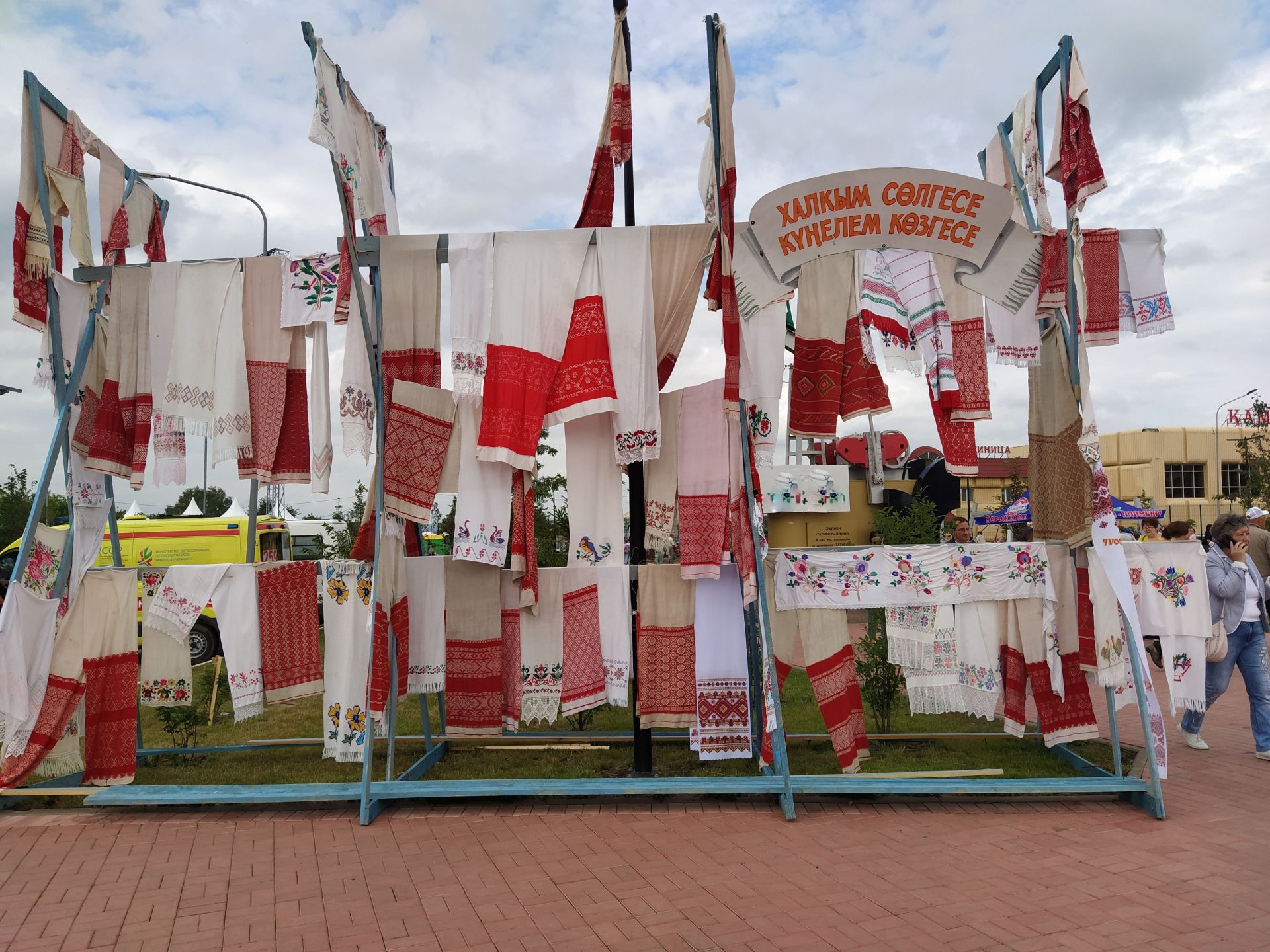 Впервые на чистопольском Сабантуе организовали выставку вышитых полотенец