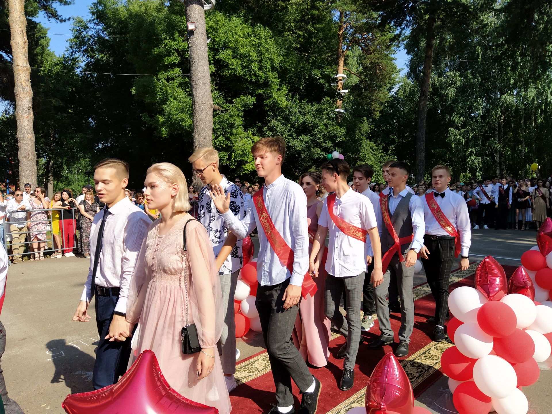 В Чистополе 310 выпускников попрощались со школой