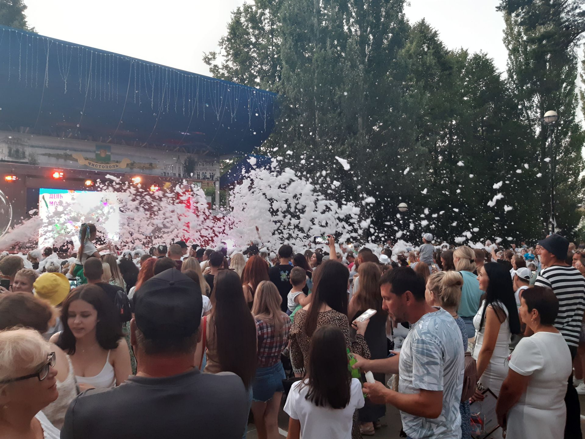 День молодежи в Чистополе: интерактивные площадки, пенная вечеринка, зажигательное выступление Hensy