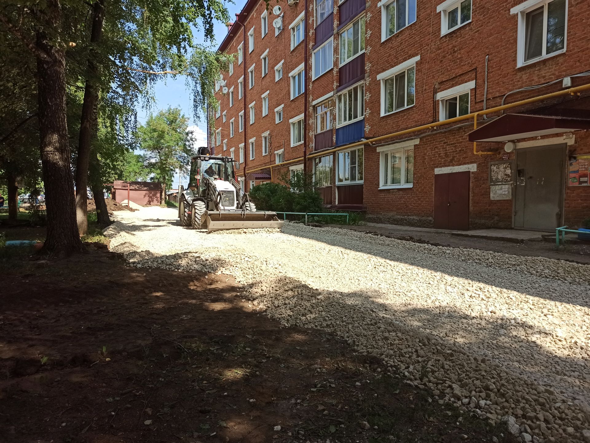 В этом году в Чистопольском районе по президентской программе отремонтируют 49 дворов многоквартирных домов (фоторепортаж)