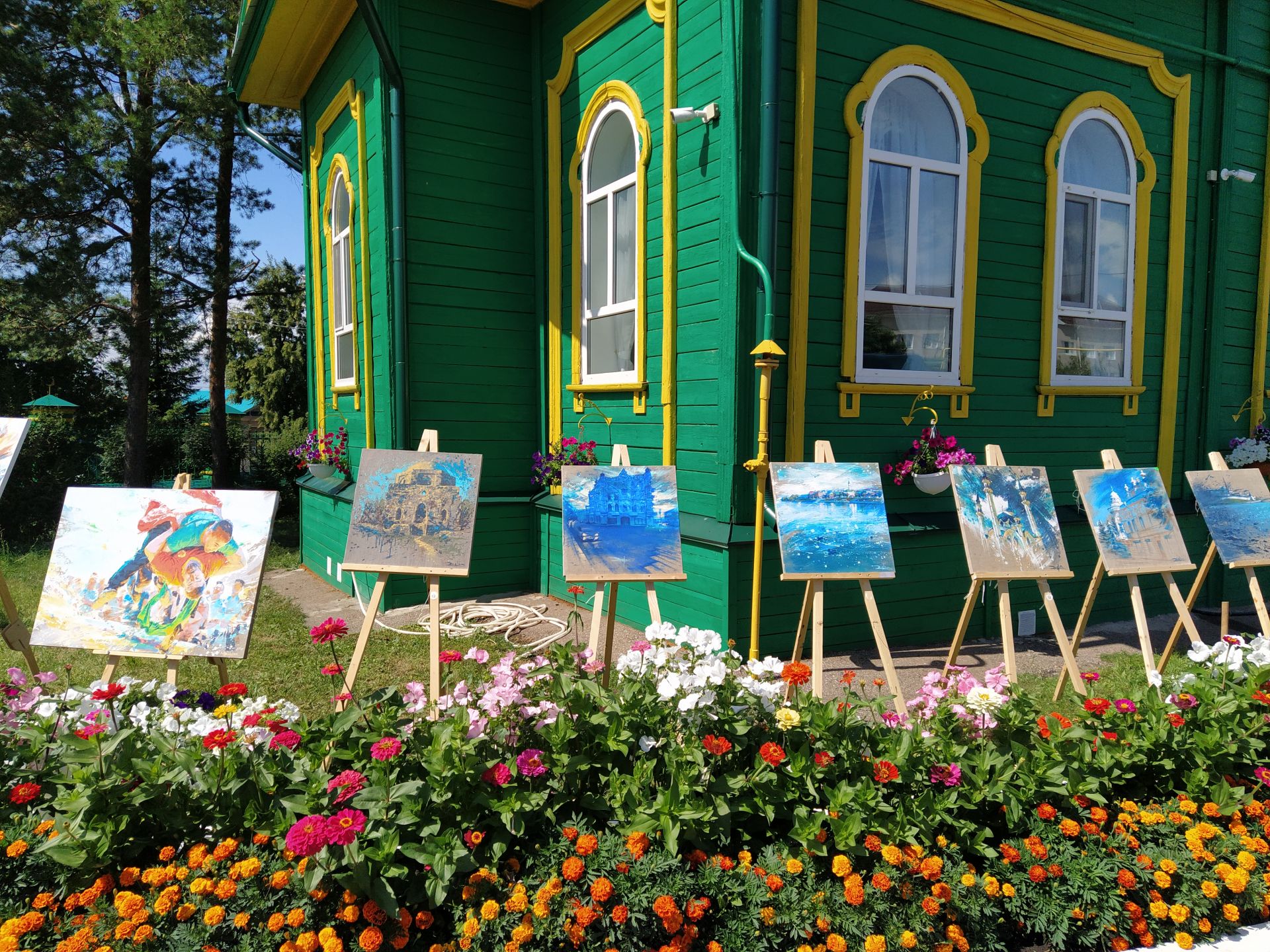 Казанский художник представил передвижную выставку в Чистополе