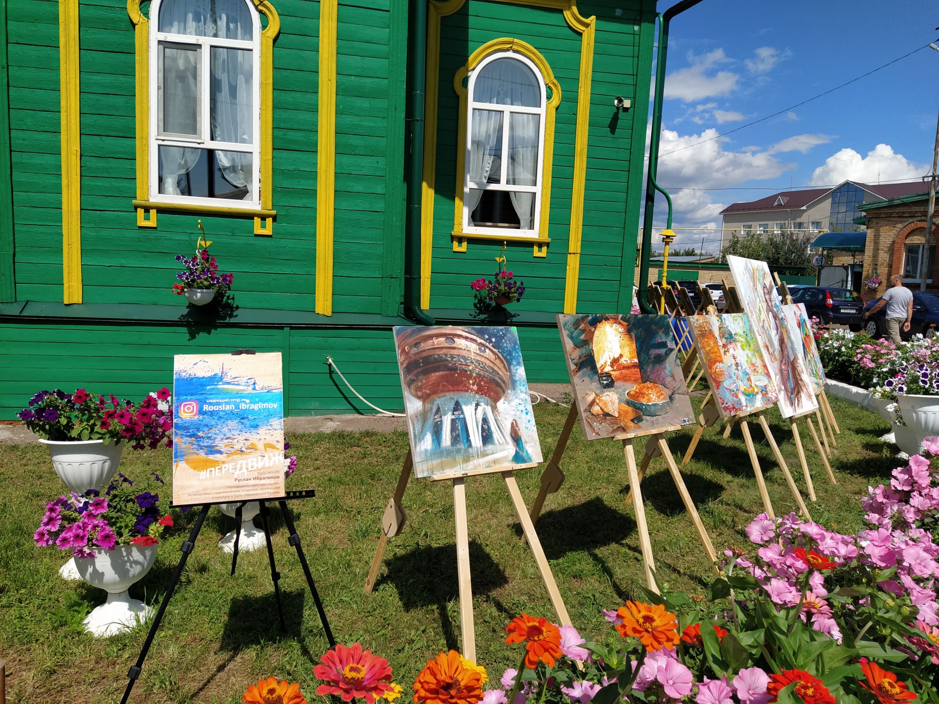 Казанский художник представил передвижную выставку в Чистополе