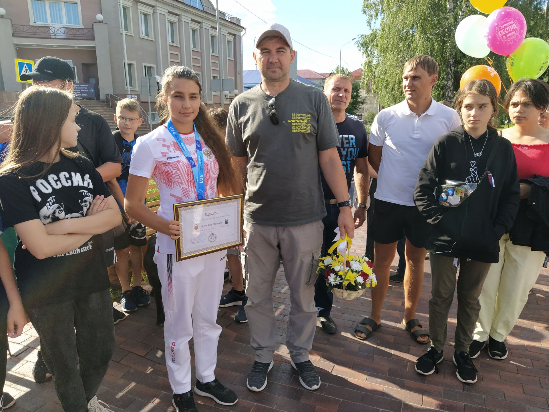 В Чистополе торжественно встретили чемпионку мира по гиревому спорту Екатерину Бурмакину