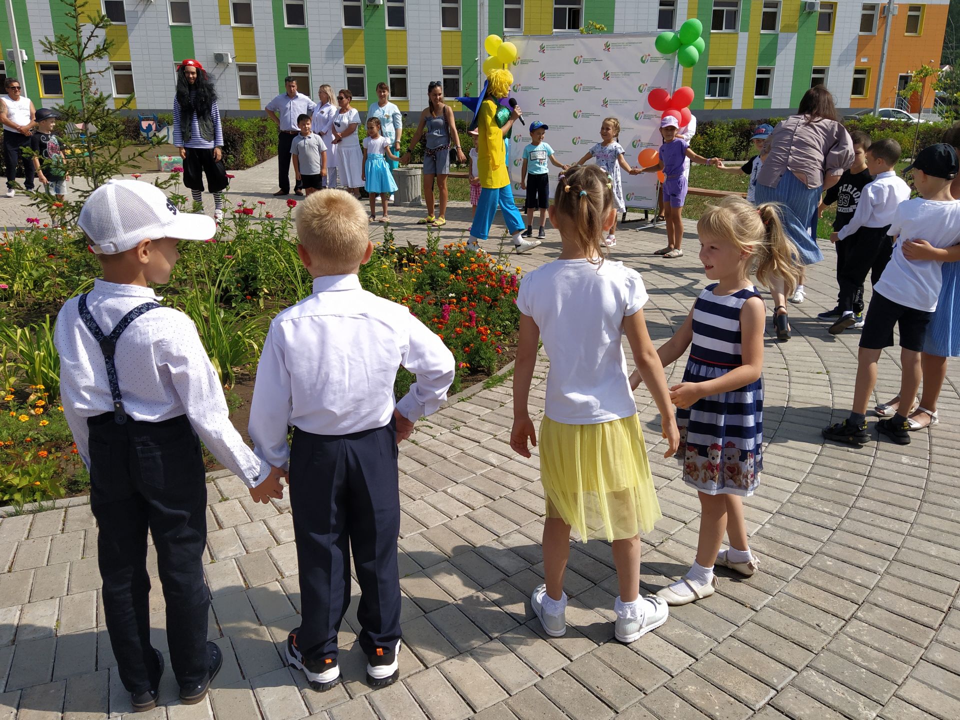 Детям сотрудников Чистопольской ЦРБ вручили наборы для творчества