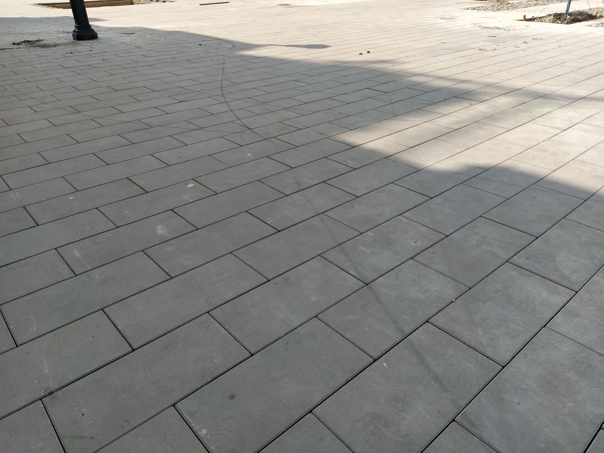 «Не успели доделать, а уже портят»: чистопольцы обеспокоены следами от колес на центральной площади
