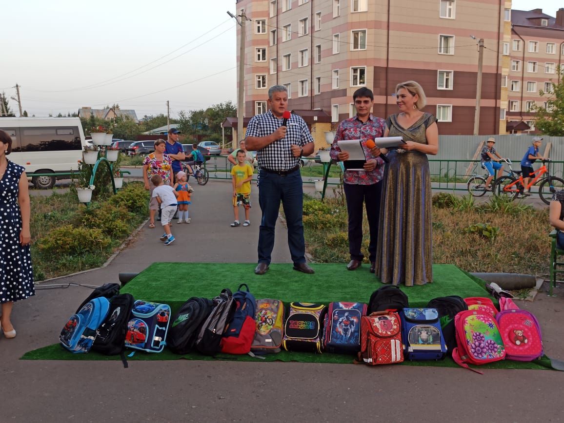 На празднике в сквере любви и согласия юным чистопольцам подарили портфели (фоторепортаж)