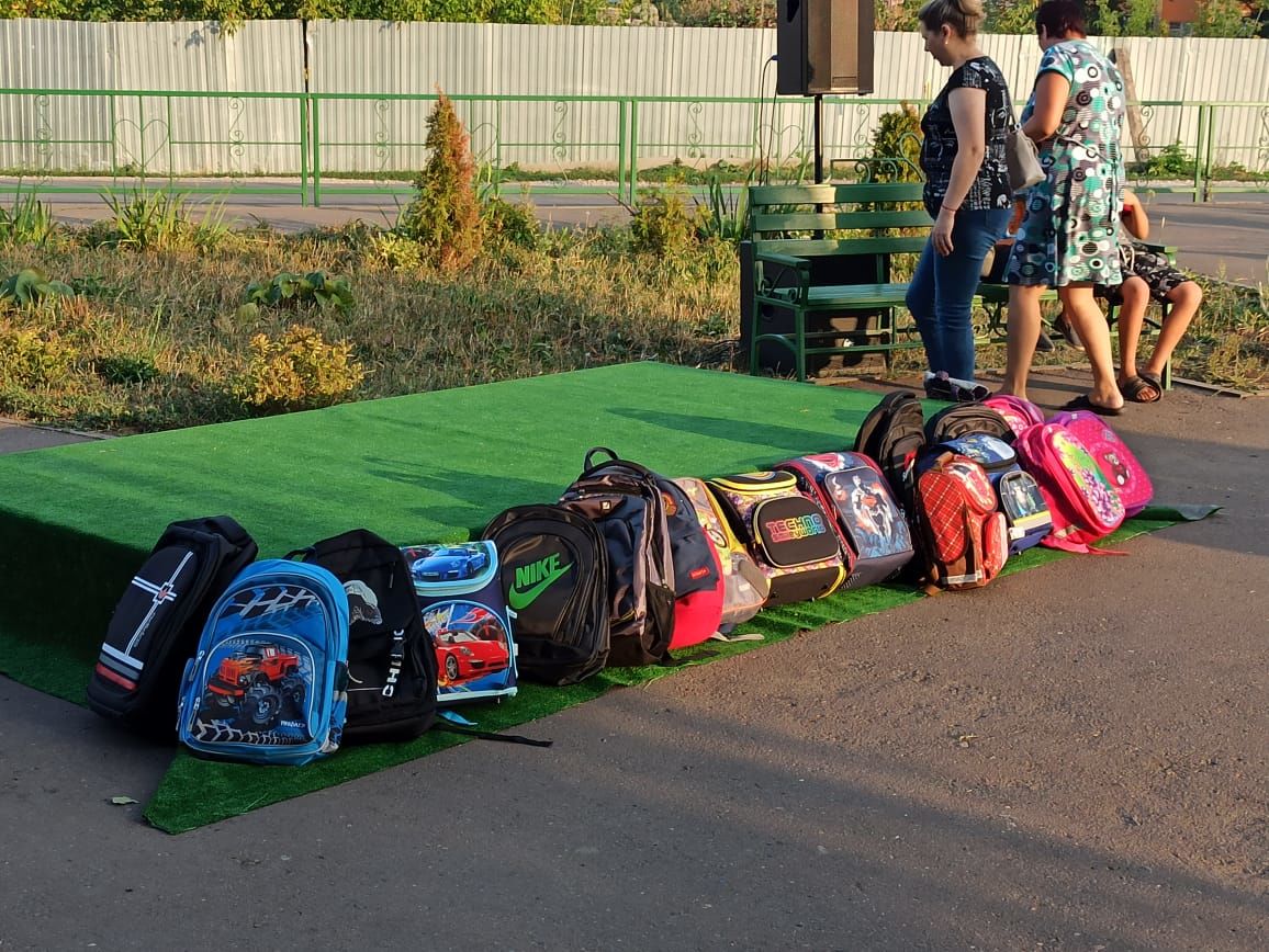 На празднике в сквере любви и согласия юным чистопольцам подарили портфели (фоторепортаж)