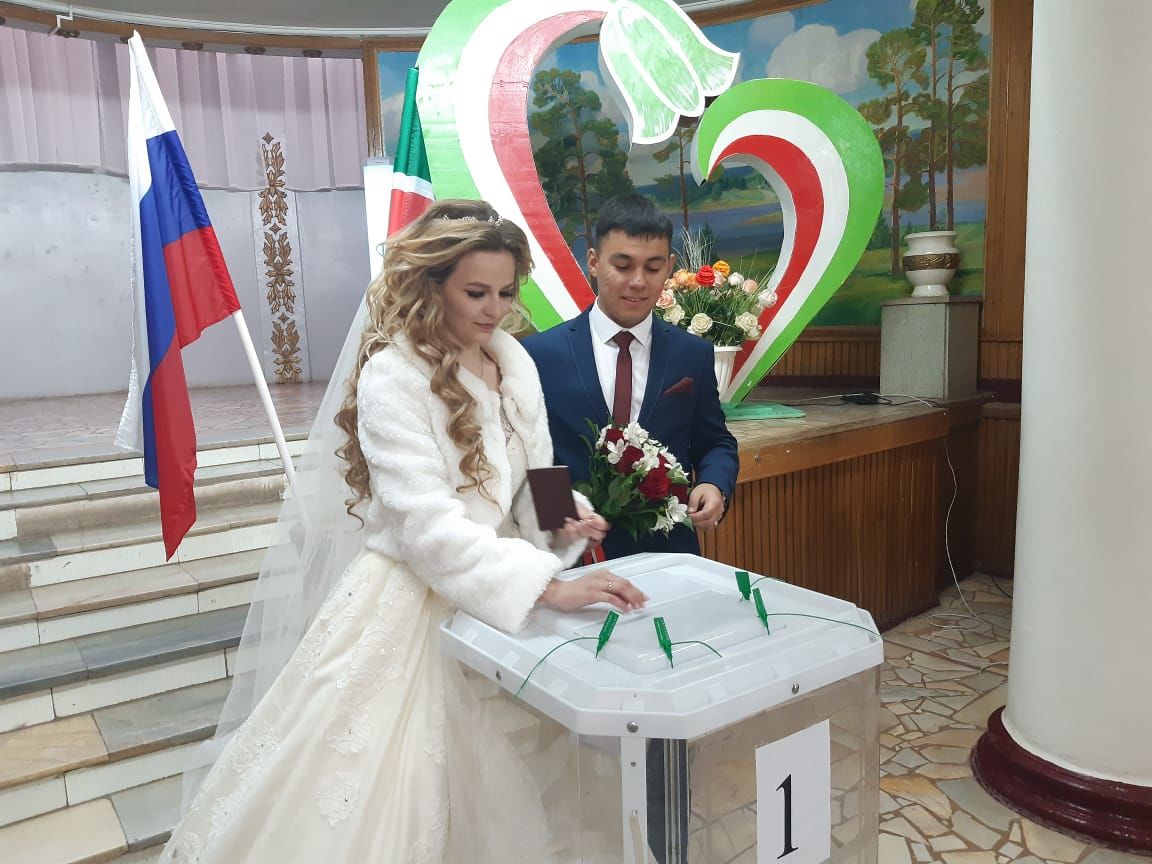 Молодожены в день свадьбы проголосовали на избирательном участке в Чистополе