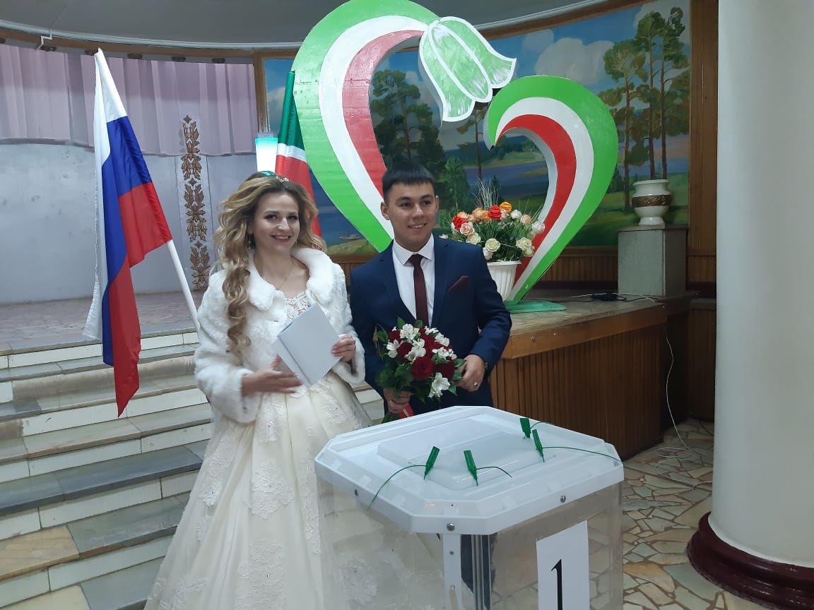 Молодожены в день свадьбы проголосовали на избирательном участке в Чистополе