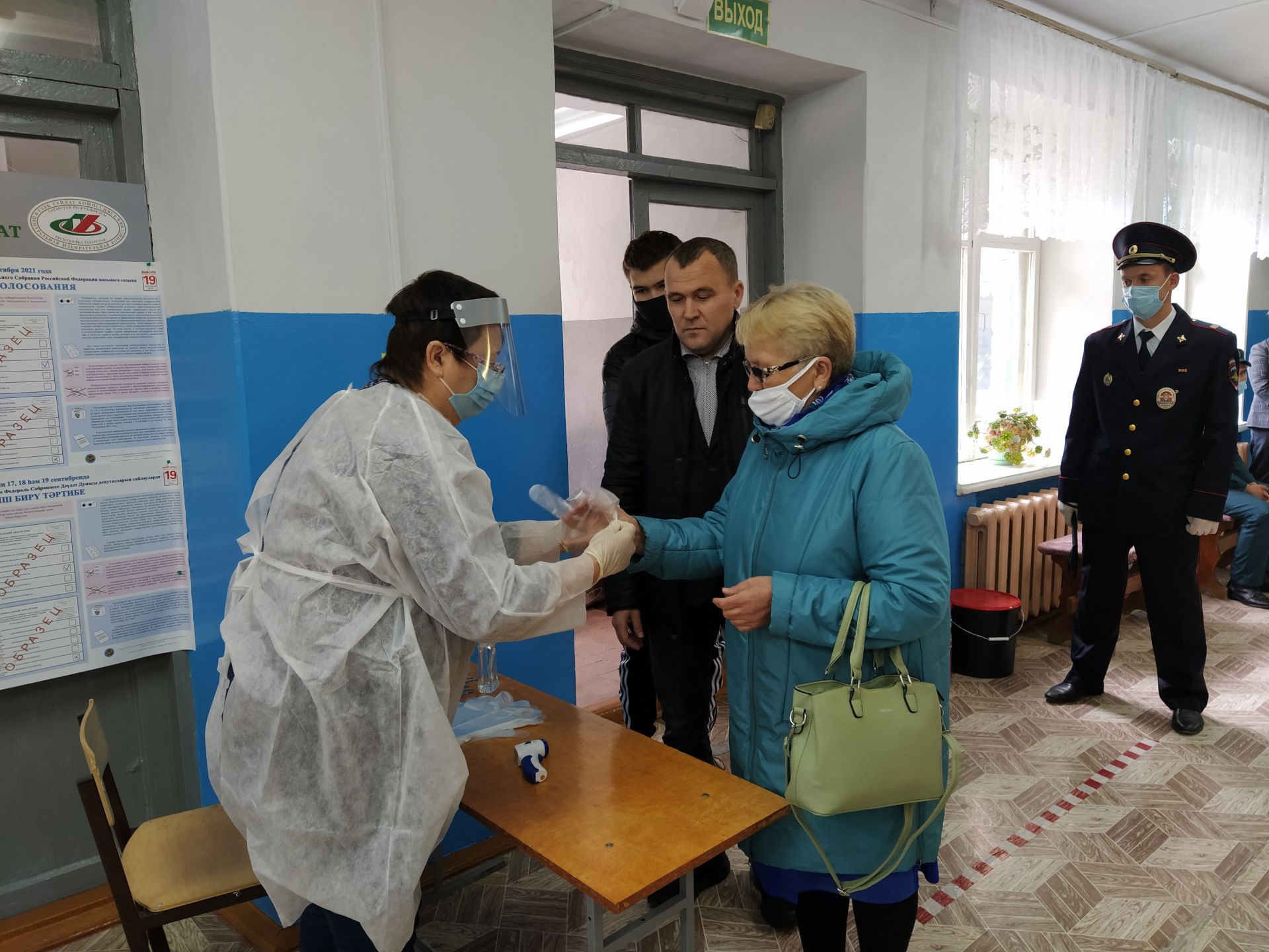 Руководитель исполкома Чистопольского района голосовал на выборах депутатов в Госдуму вместе с семьей