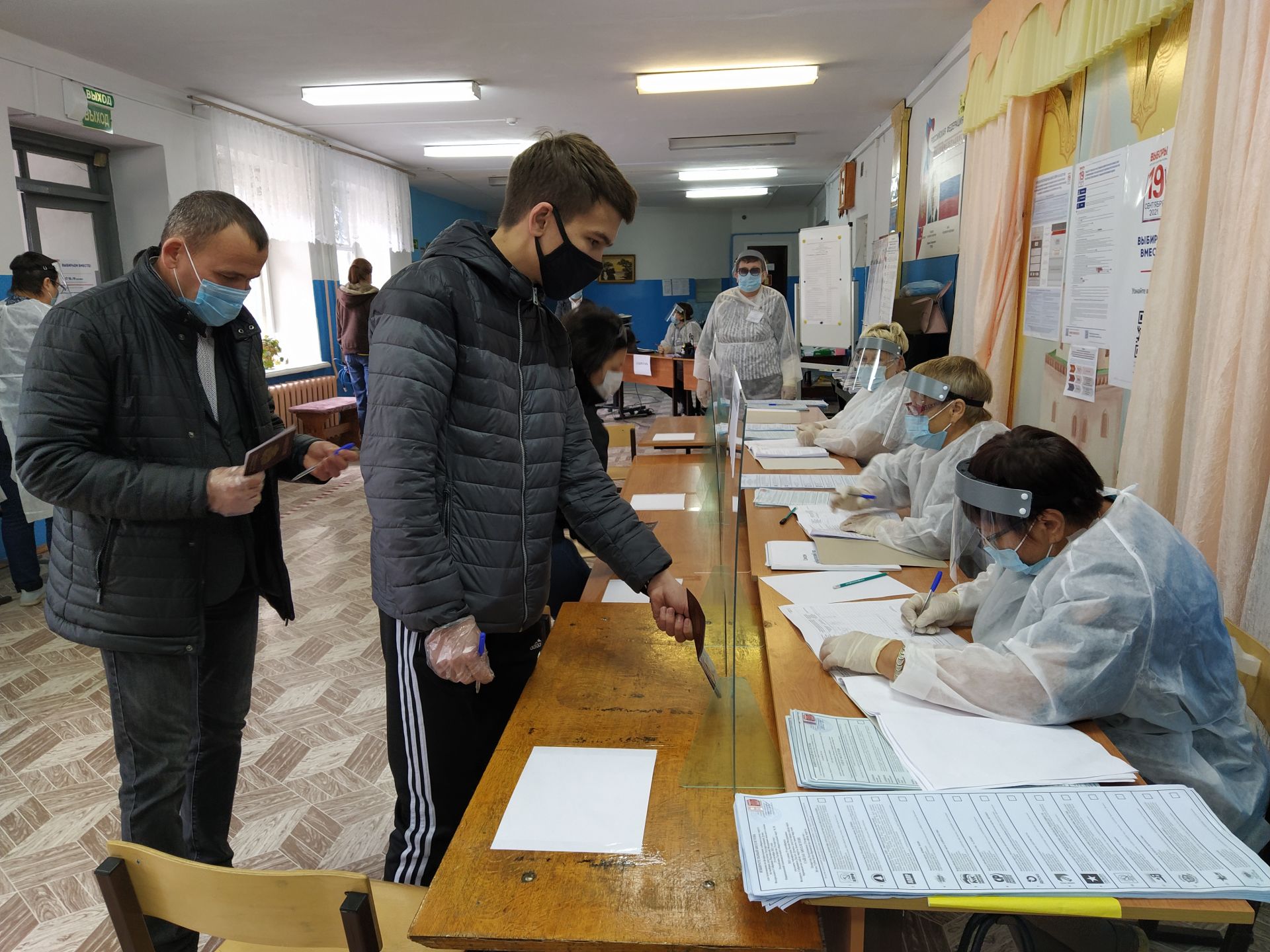 Руководитель исполкома Чистопольского района голосовал на выборах депутатов в Госдуму вместе с семьей