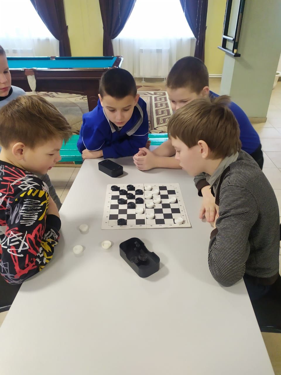 Каникулы продолжаются: в чистопольском селе для детей проводили шашечный турнир