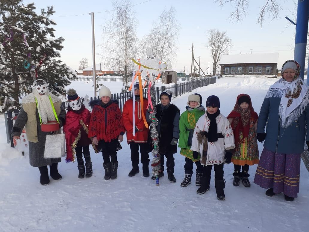 Ряженые жители одного из сел Чистопольского района поздравляли прохожих и водили хороводы