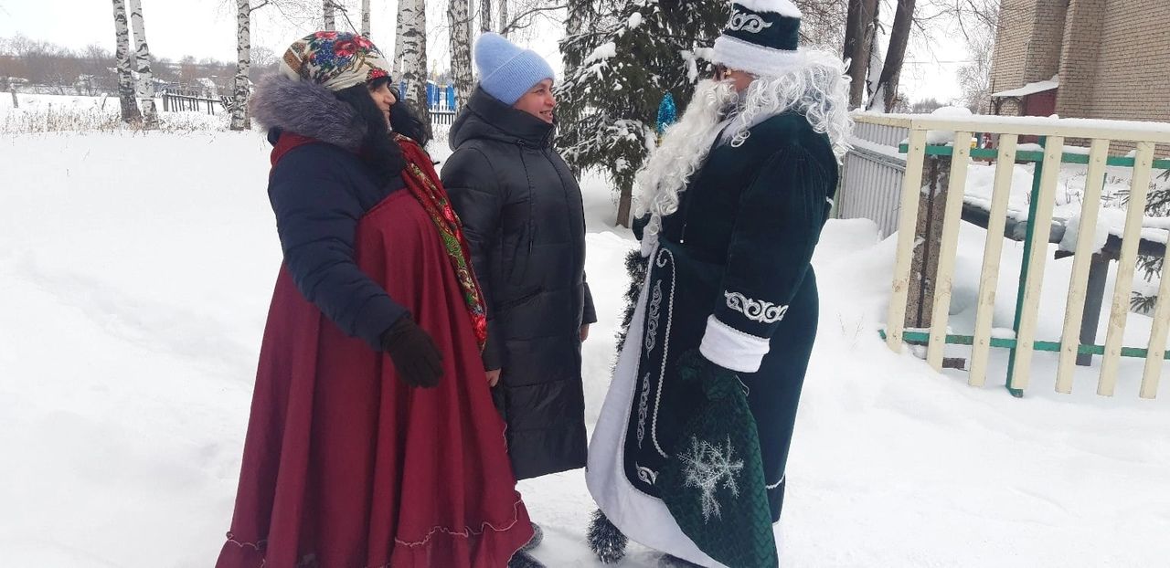Со старым Новым годом Дед Мороз, Снегурочка и Баба Яга поздравили жителей села Татарский Толкиш