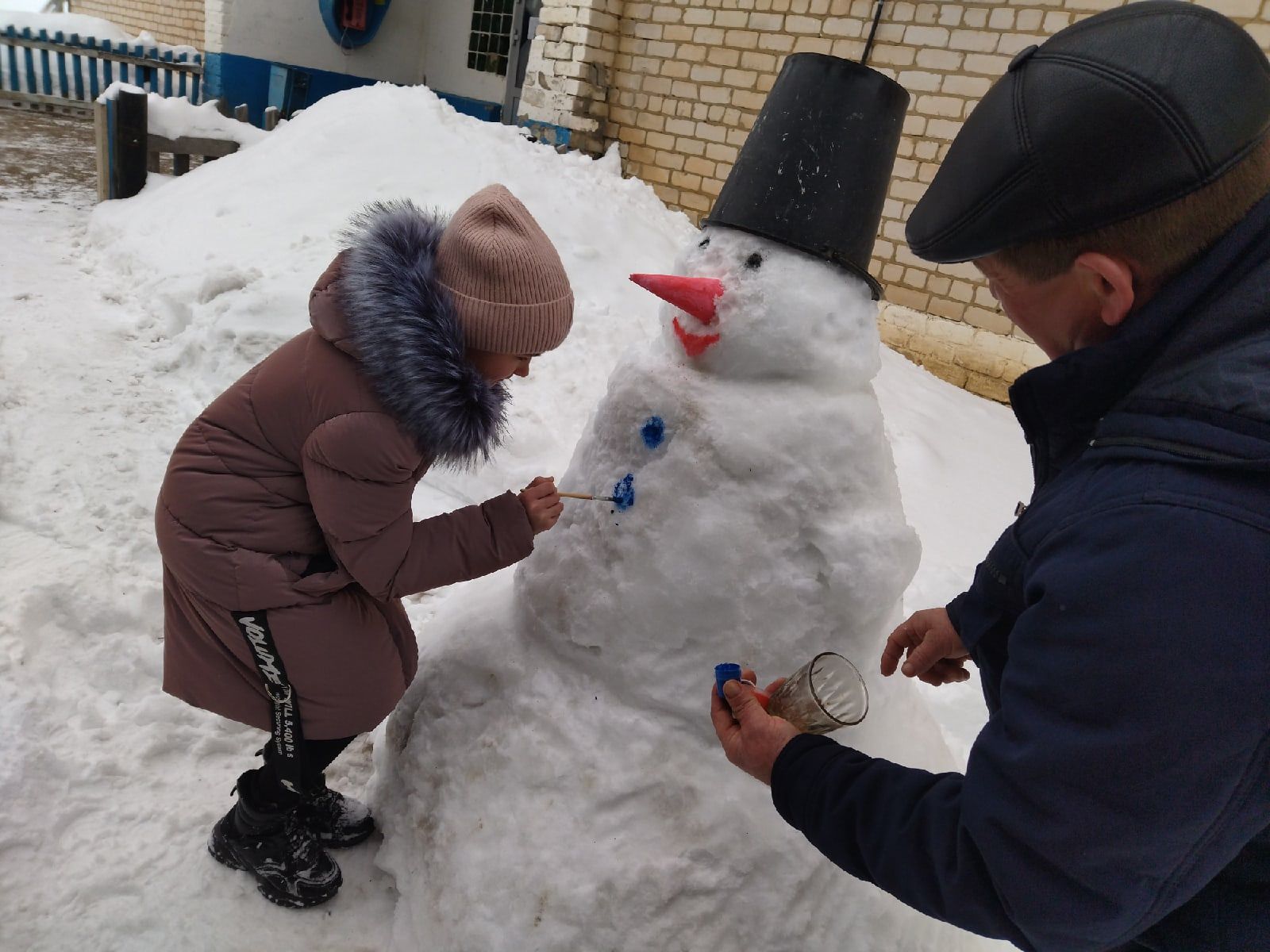 В День снега: в чистопольском селе устроили мастер-класс по лепке снеговика