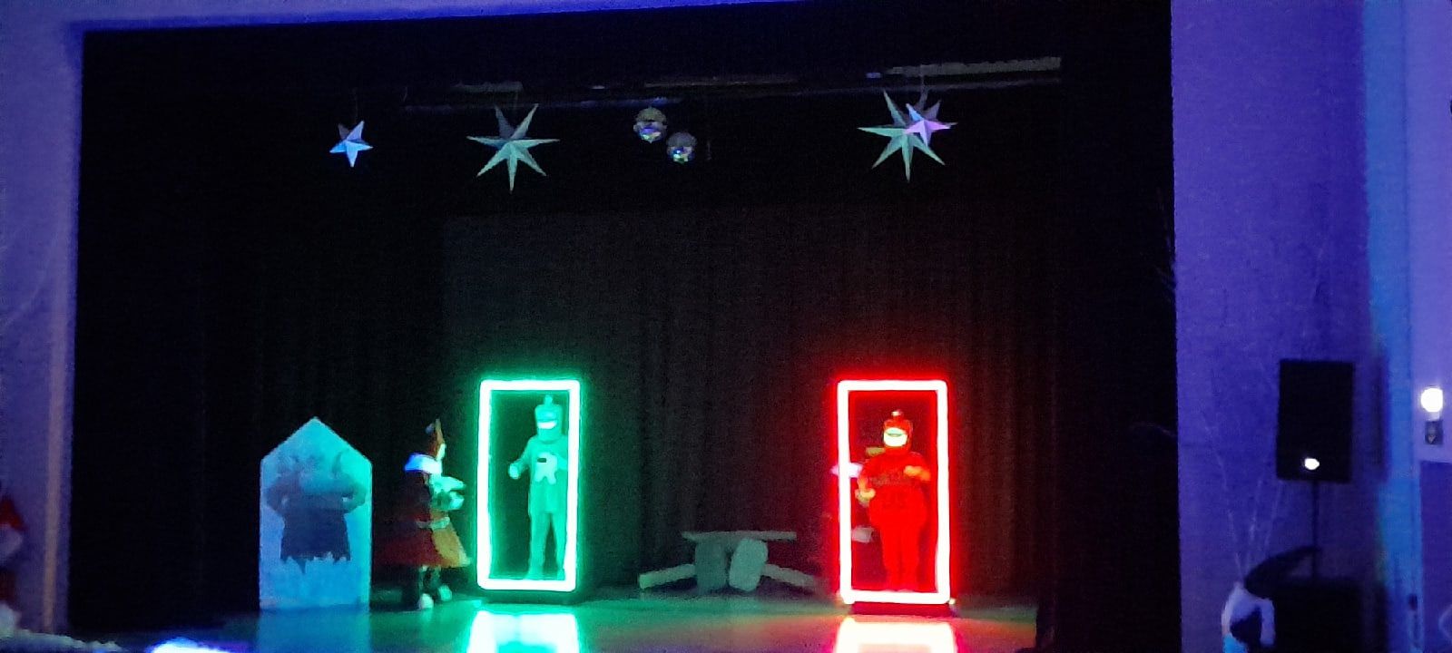 В Молодежном центре для детворы показали новогоднее представление