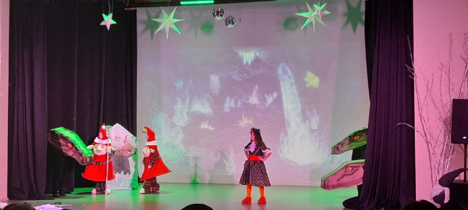 В Молодежном центре для детворы показали новогоднее представление